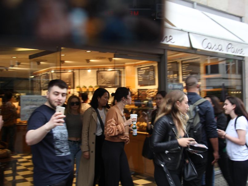 Selena_Gomez_-_At_Casa_Pane_in_Nuremberg2C_Germany_-_April_232C_2018-06.jpg