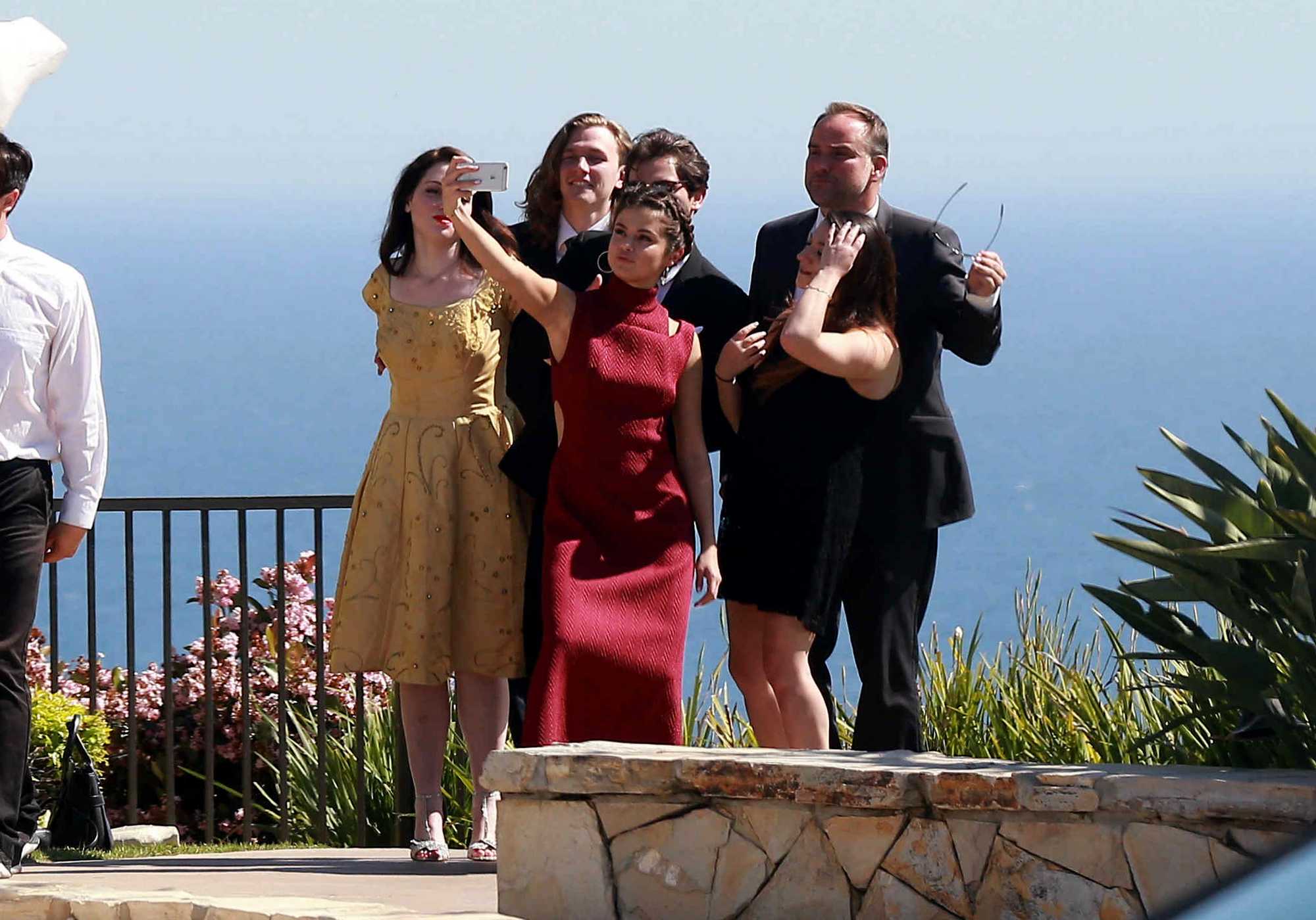Selena_Gomez_-_At_David_Henrie___Maria_Cahill_s_Wedding_in_Los_Angeles_on_April_21-19.jpg