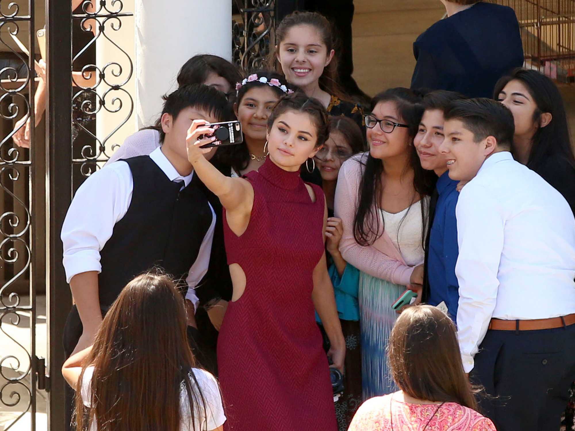 Selena_Gomez_-_At_David_Henrie___Maria_Cahill_s_Wedding_in_Los_Angeles_on_April_21-20.jpg