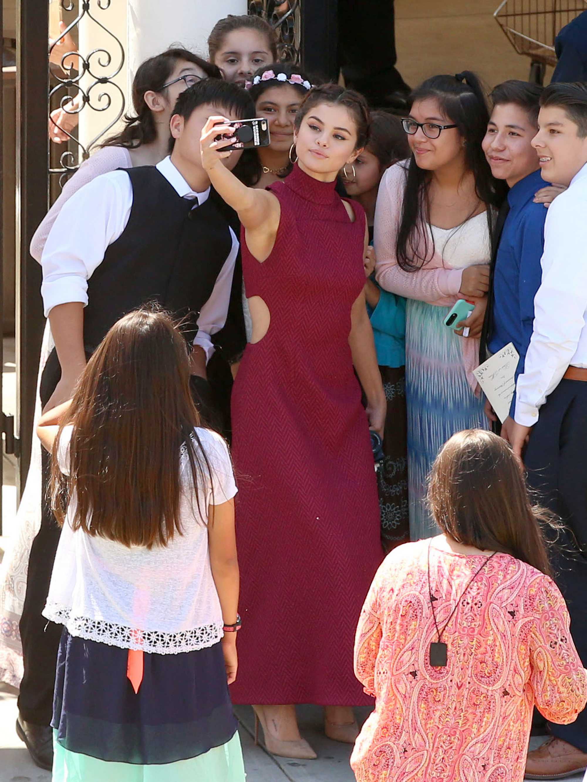 Selena_Gomez_-_At_David_Henrie___Maria_Cahill_s_Wedding_in_Los_Angeles_on_April_21-21.jpg