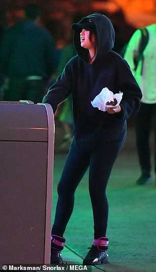 Selena_Gomez_-_At_Disney_California_Adventure_Park_In_Anaheim2C_California_-_May_5-07.jpg