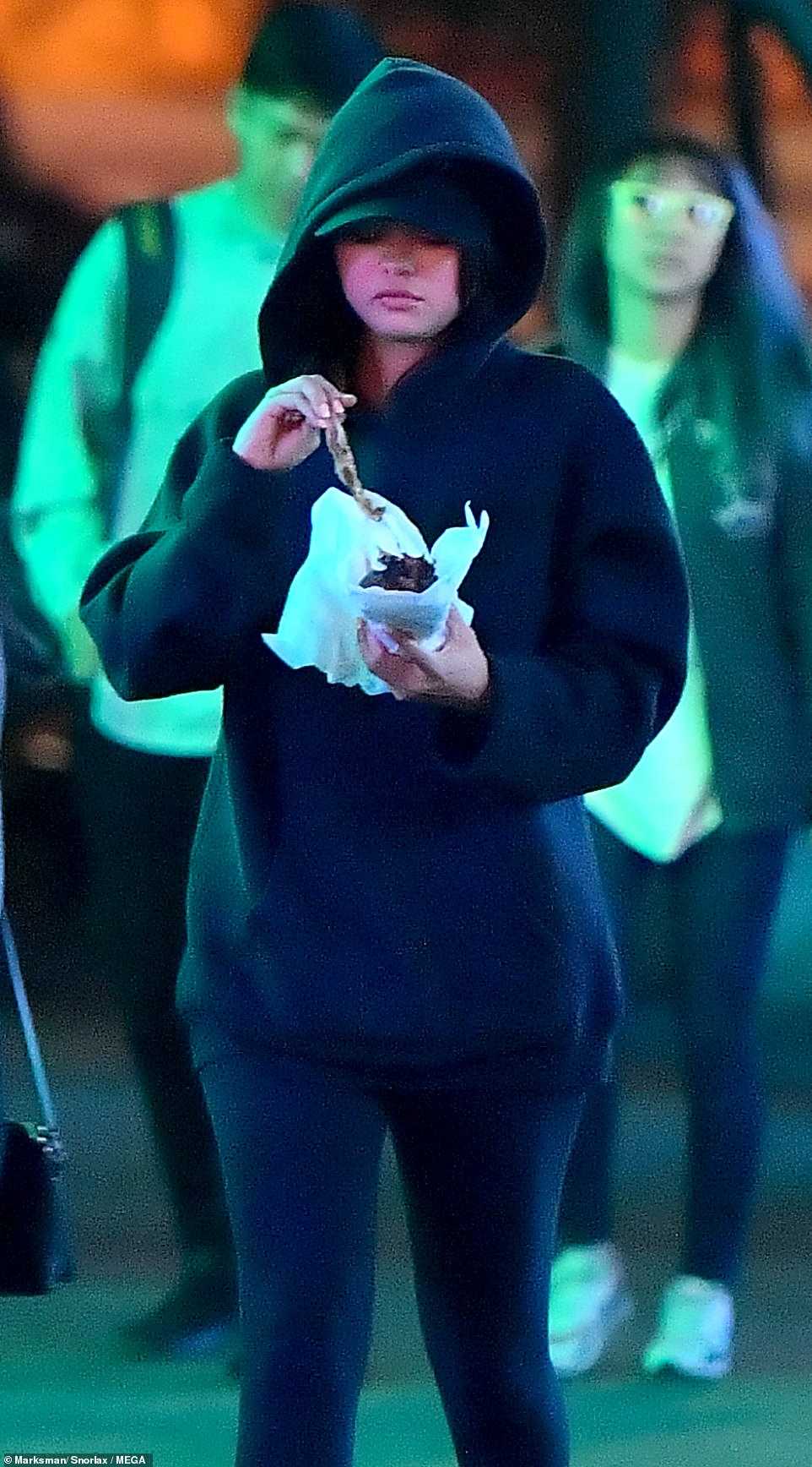 Selena_Gomez_-_At_Disney_California_Adventure_Park_In_Anaheim2C_California_-_May_5-09.jpg
