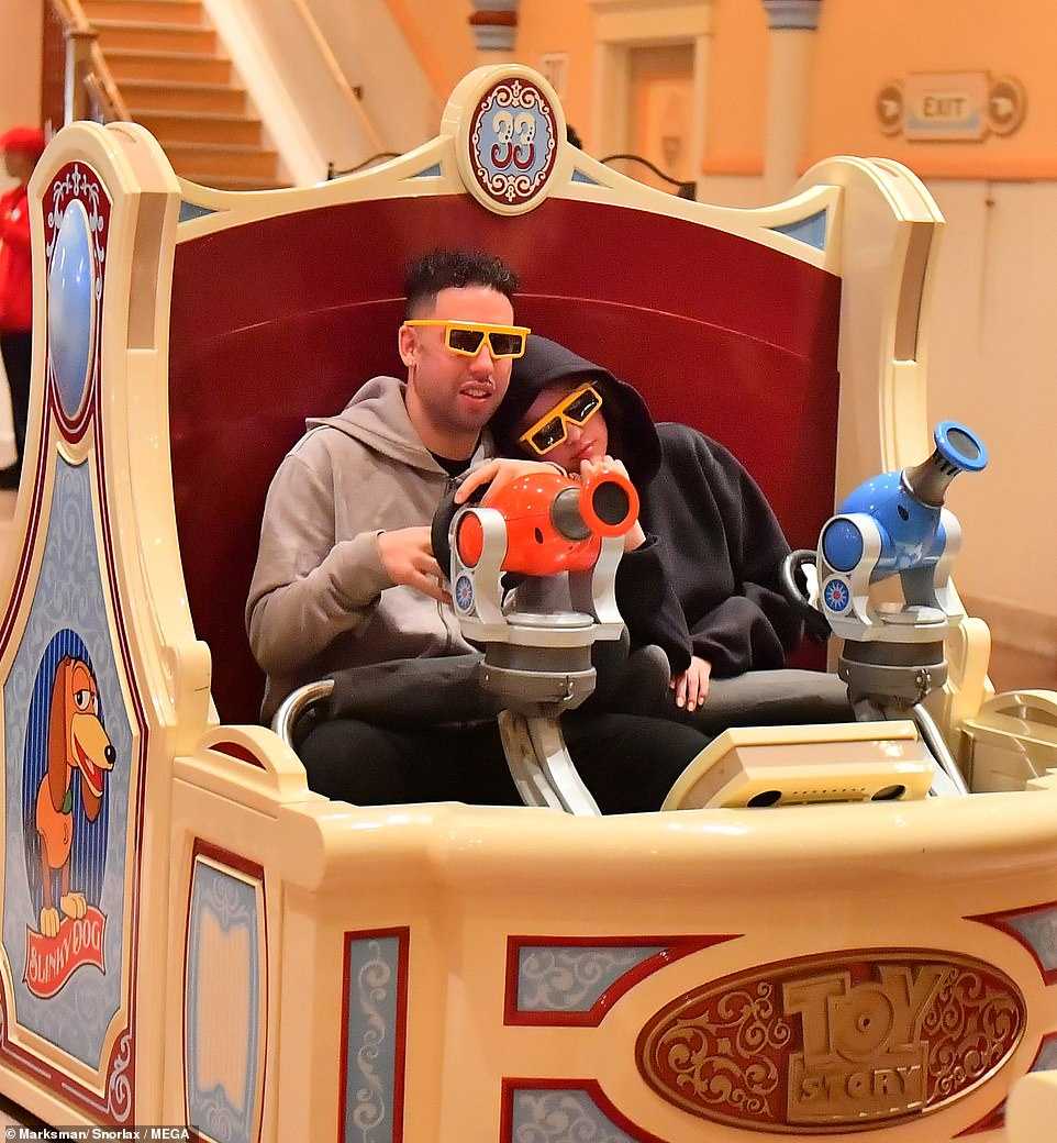 Selena_Gomez_-_At_Disney_California_Adventure_Park_In_Anaheim2C_California_-_May_5-14.jpg