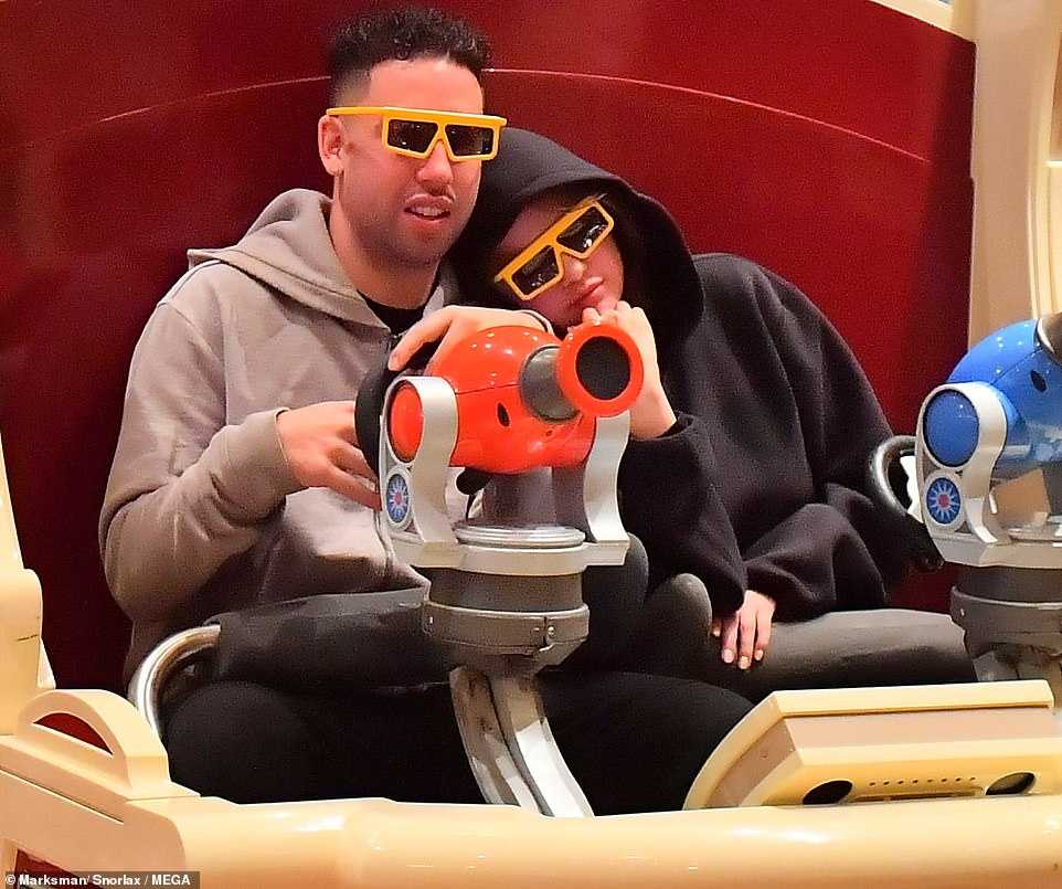 Selena_Gomez_-_At_Disney_California_Adventure_Park_In_Anaheim2C_California_-_May_5-15.jpg