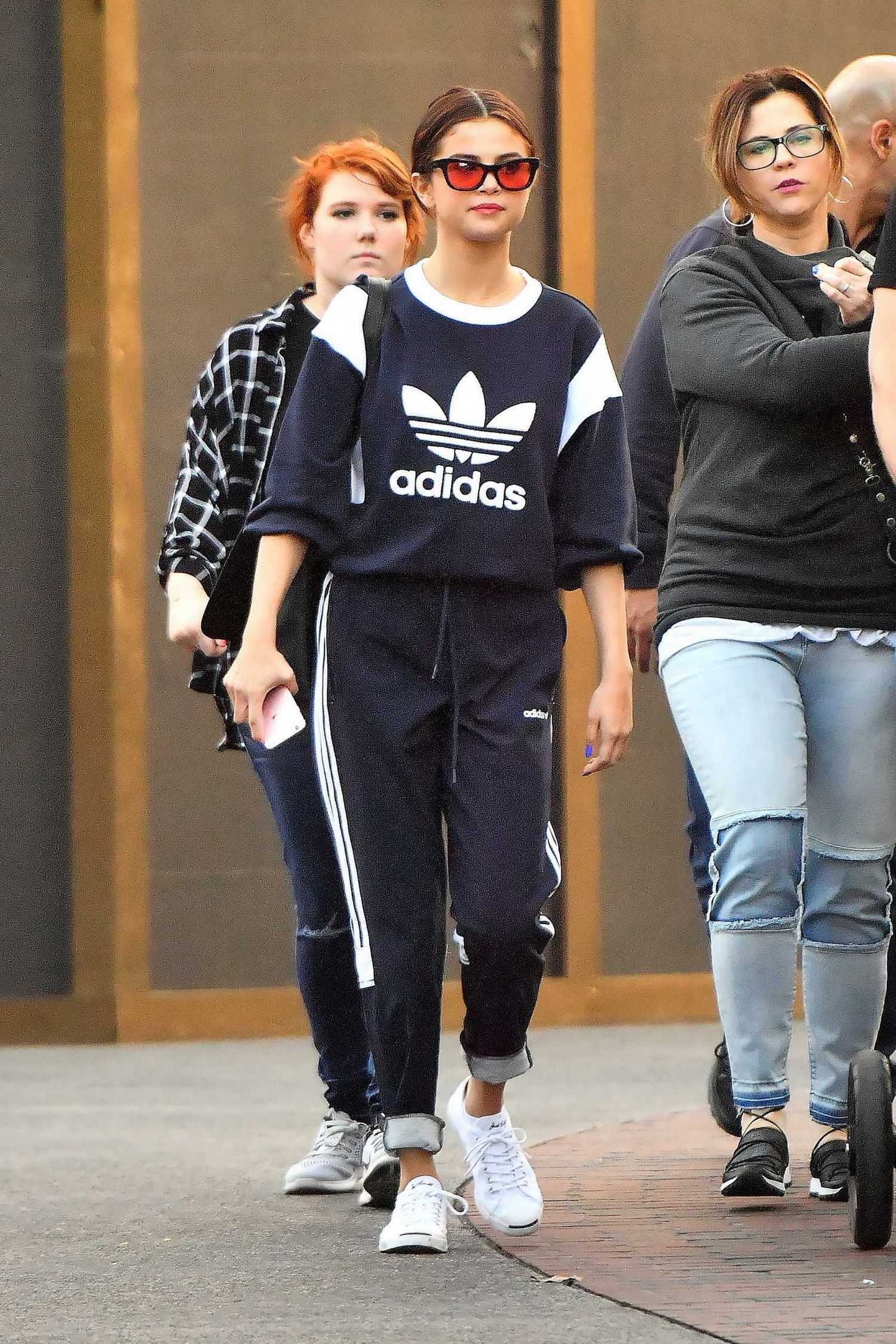 Selena_Gomez_-_At_Disneyland_in_Anaheim2C_CA_on_April_2-08.jpg