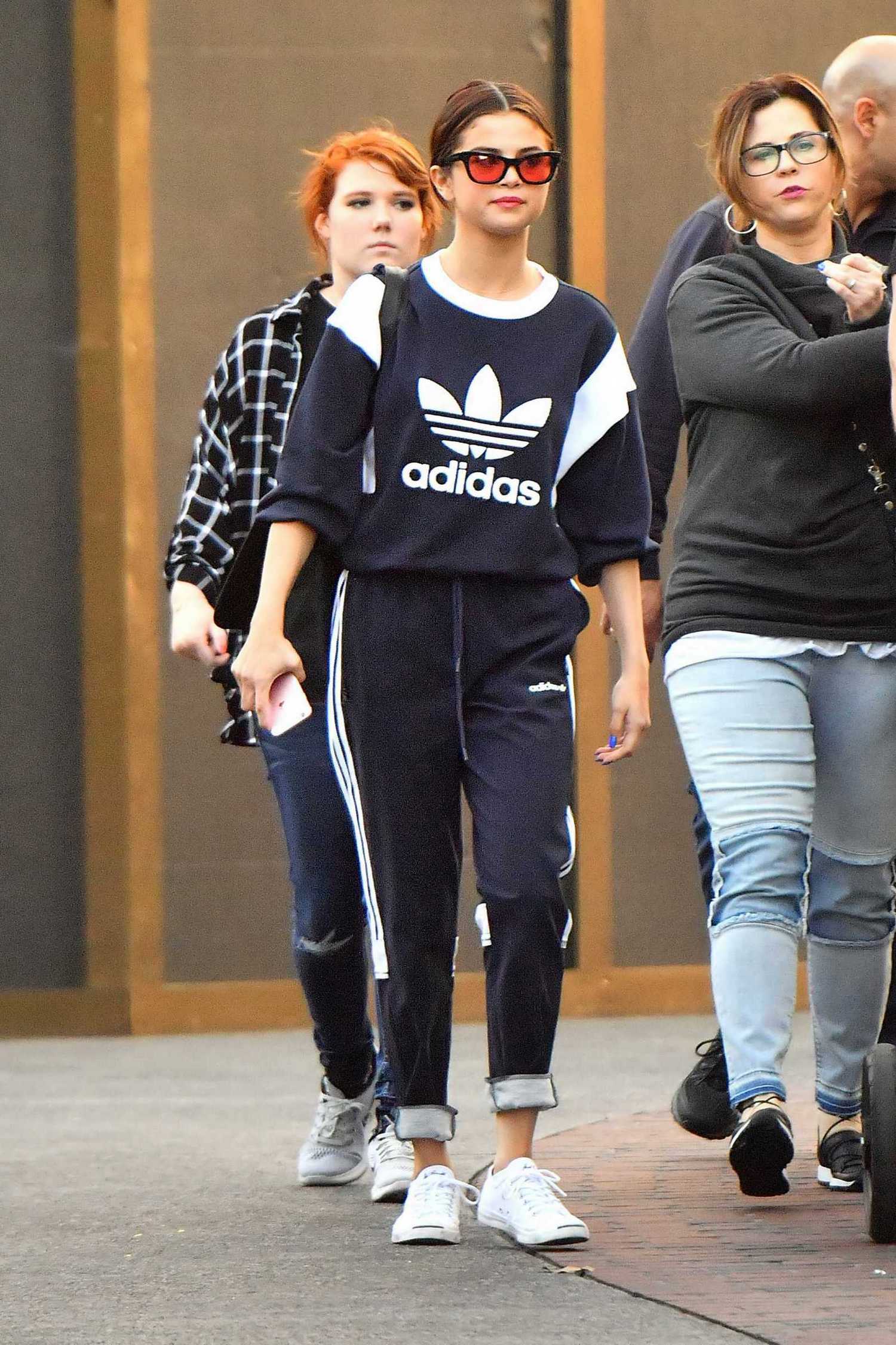 Selena_Gomez_-_At_Disneyland_in_Anaheim2C_CA_on_April_2-09.jpg