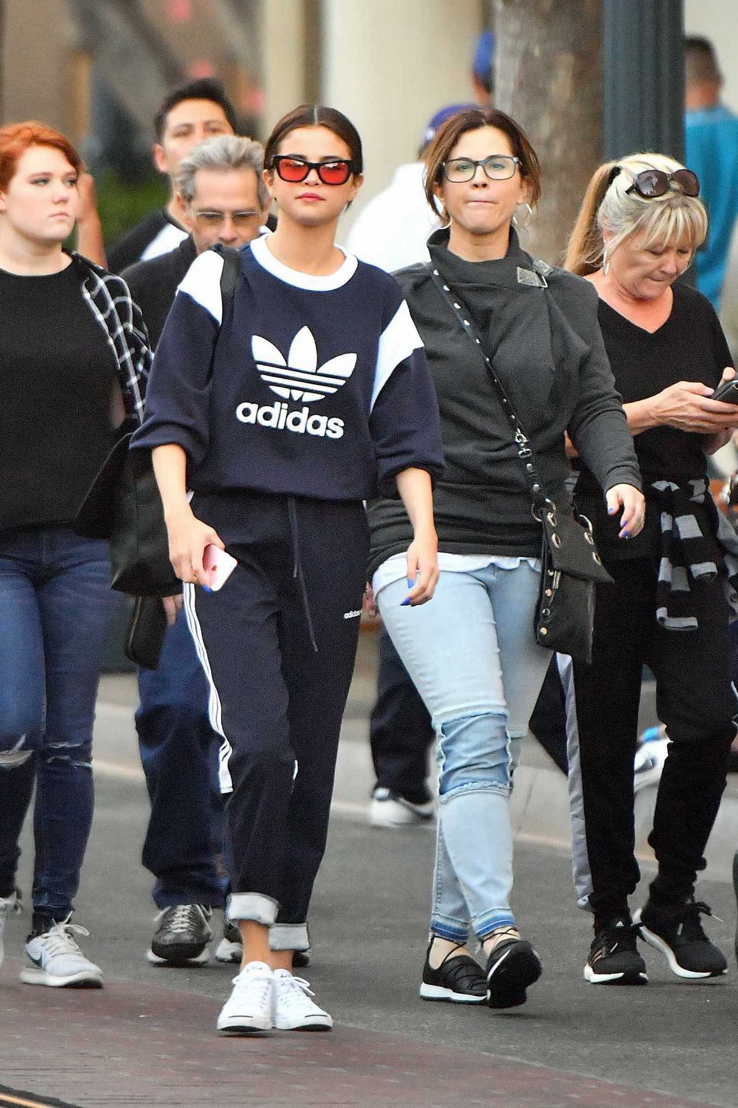 Selena_Gomez_-_At_Disneyland_in_Anaheim2C_CA_on_April_2-10.jpg
