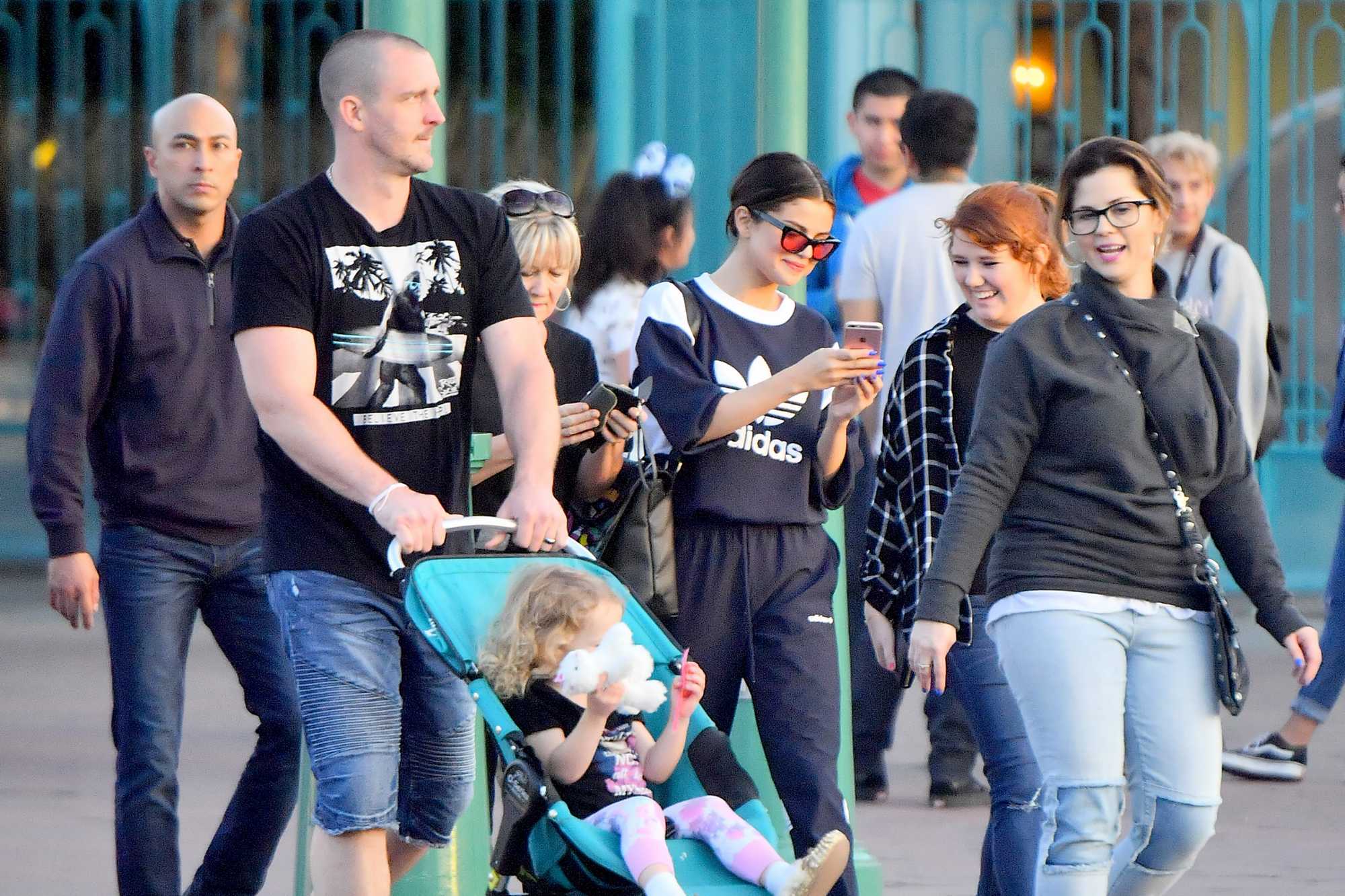 Selena_Gomez_-_At_Disneyland_in_Anaheim2C_CA_on_April_2-15.jpg