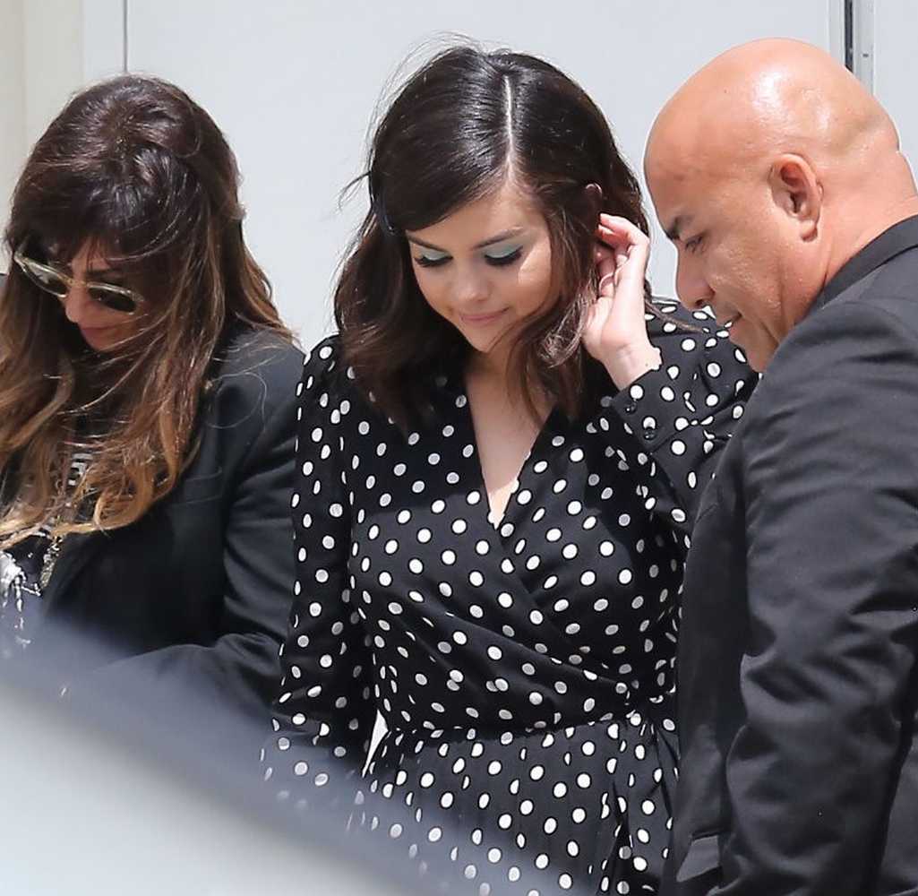 Selena_Gomez_-_At_Hollywood_Female_Empowerment_in_LA_April_30-04.jpg