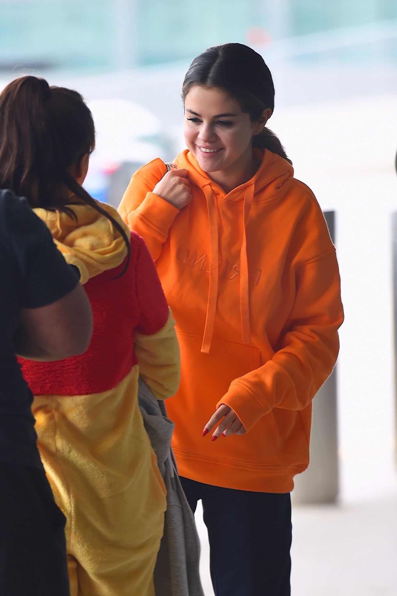 Selena_Gomez_-_At_JFK_Airport_in_New_York_October_302C_2019-01.jpg