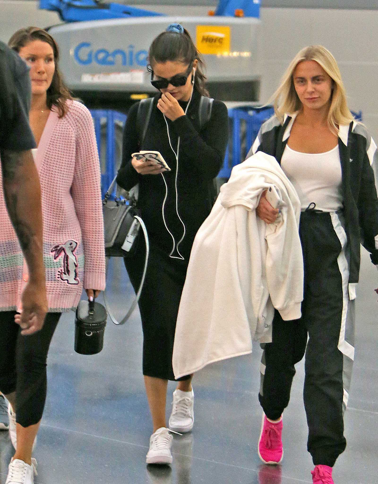 Selena_Gomez_-_At_JFK_Airport_with_Raquelle_Stevens_in_NYC_September_72C_2018-01.jpg