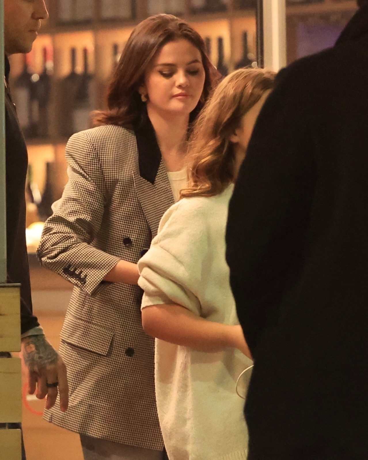 Selena_Gomez_-_At_Jon___Vinny27s_restaurant_in_Beverly_Hills_November_152C_2024_16.jpg
