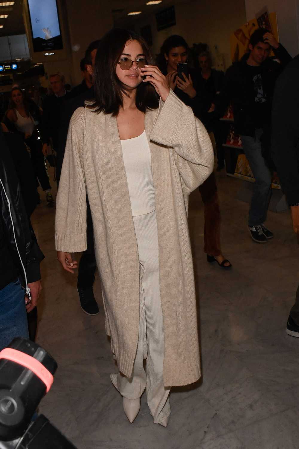 Selena_Gomez_-_At_Nice_Airport_-_May_132C_2019-09.jpg