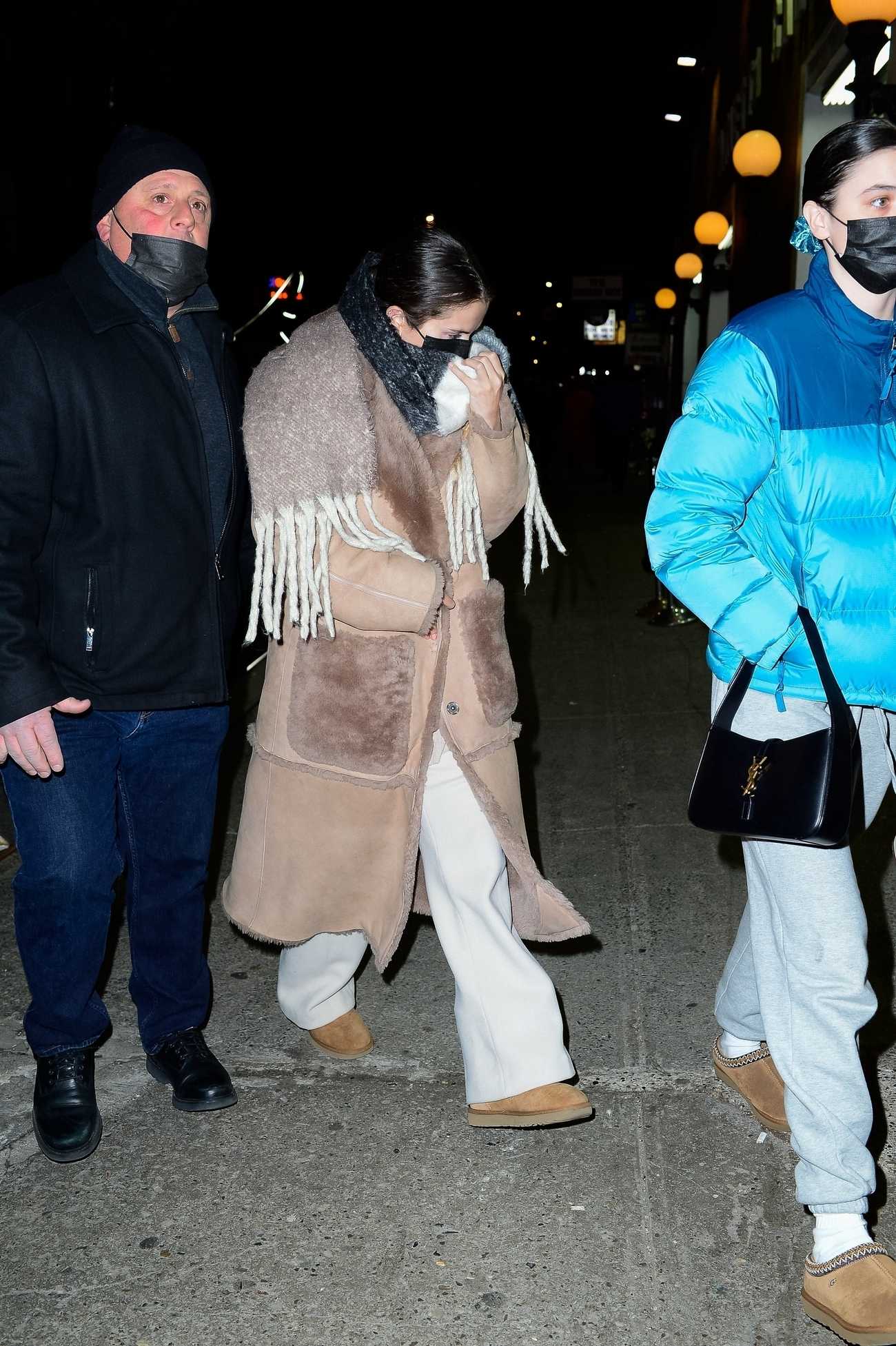 Selena_Gomez_-_At_The_Comedy_Cellar_in_New_York_February_202C_202200003.jpg