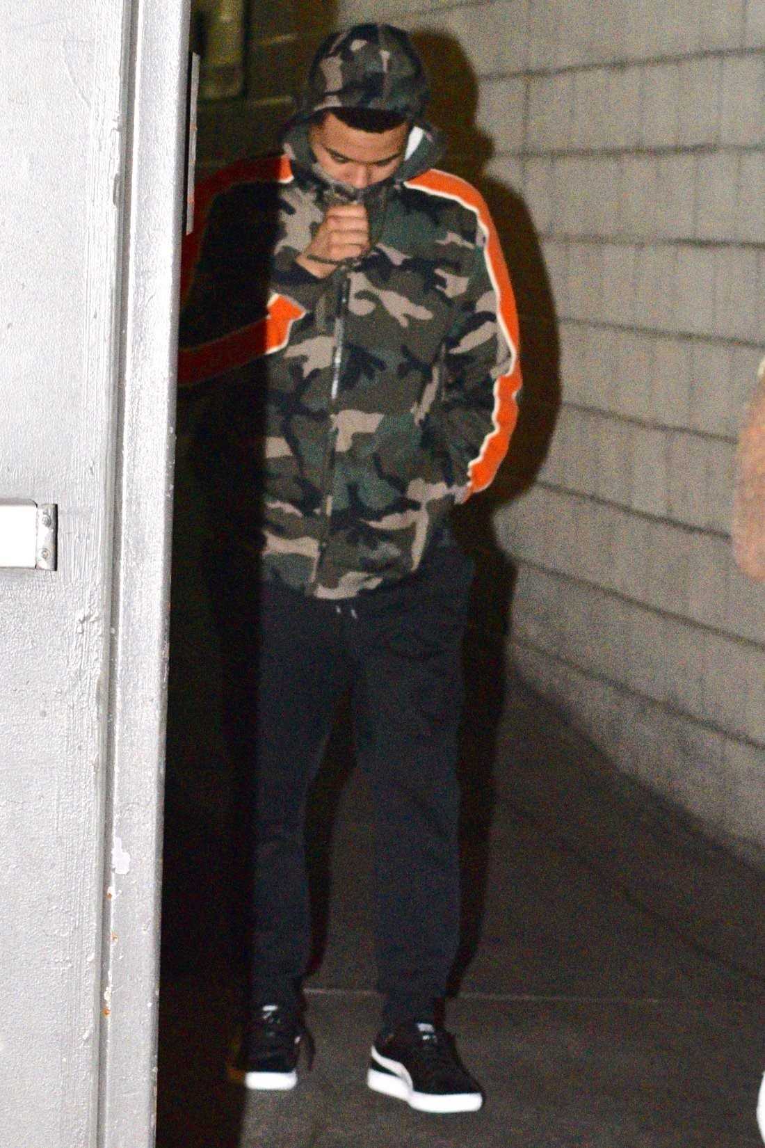 Selena_Gomez_-_At_The_Grove_with_The_Weeknd_in_West_Hollywood_on_June_16-06.jpg
