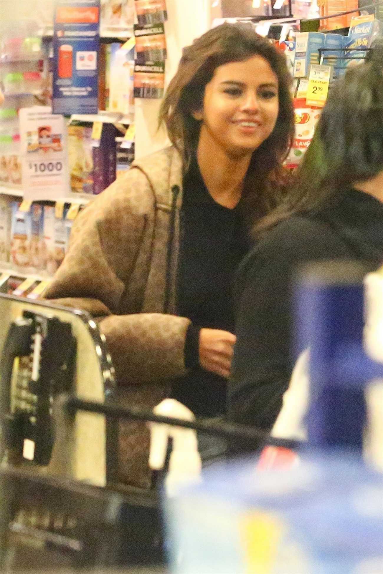 Selena_Gomez_-_At_Vons_Supermarket_in_Los_Angeles_on_February_212C_2018-02.jpg