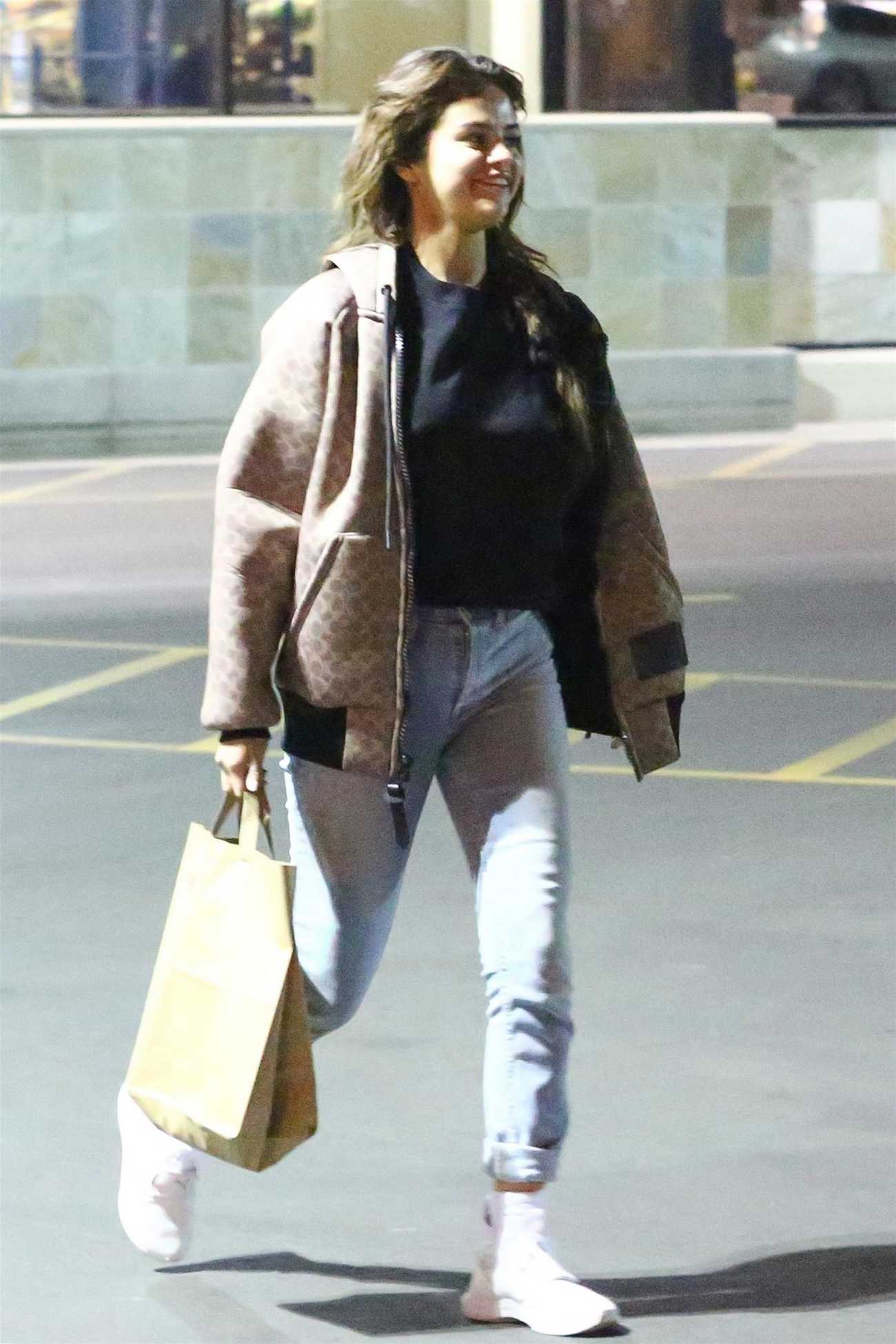 Selena_Gomez_-_At_Vons_Supermarket_in_Los_Angeles_on_February_212C_2018-05.jpg