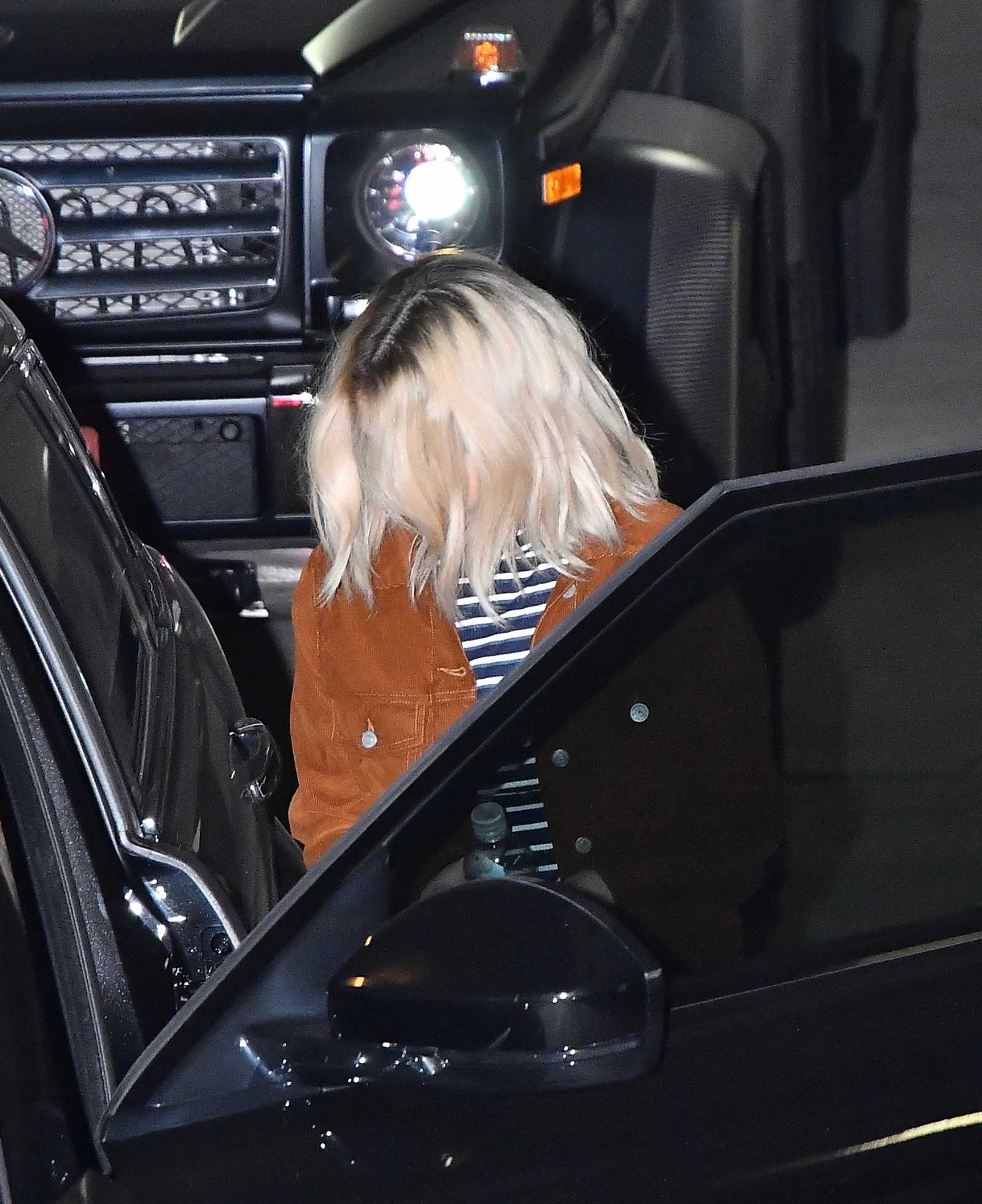 Selena_Gomez_-_At_church_service_in_LA_on_November_29-05.jpg