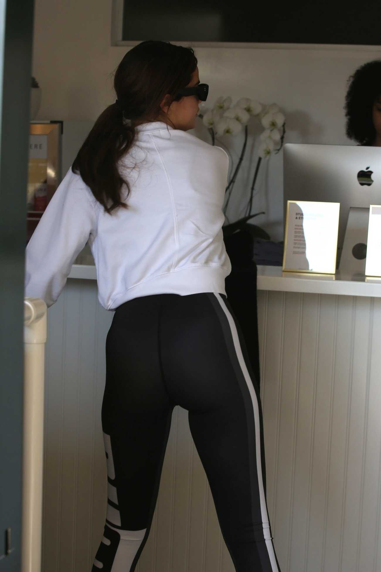 Selena_Gomez_-_At_pilates_studio_in_Los_Angeles2C_CA_on_February_282C_2018-02.jpg