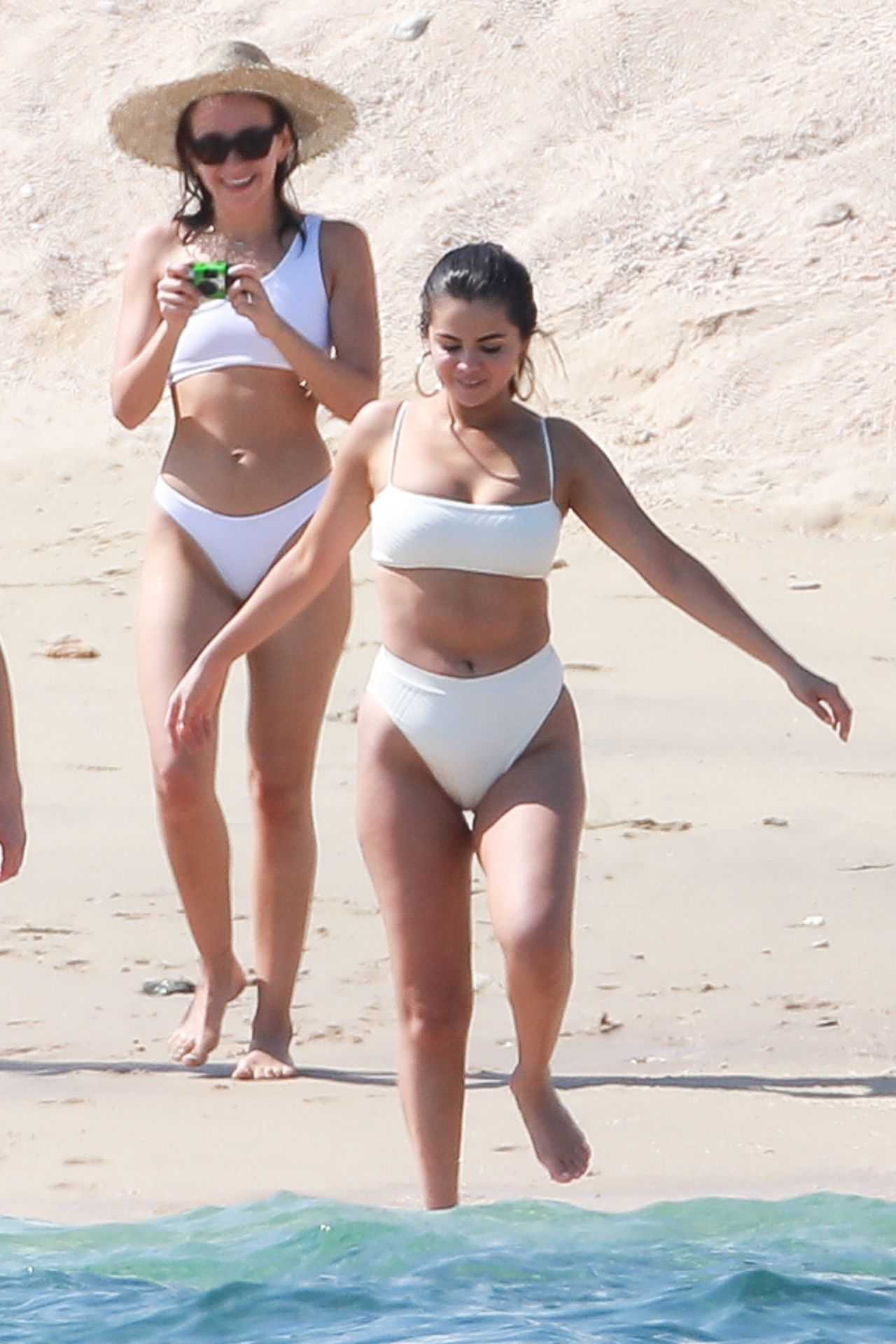 Selena_Gomez_-_At_the_Beach_in_Cabo_San_Lucas2C_2019-02-11-04.jpg