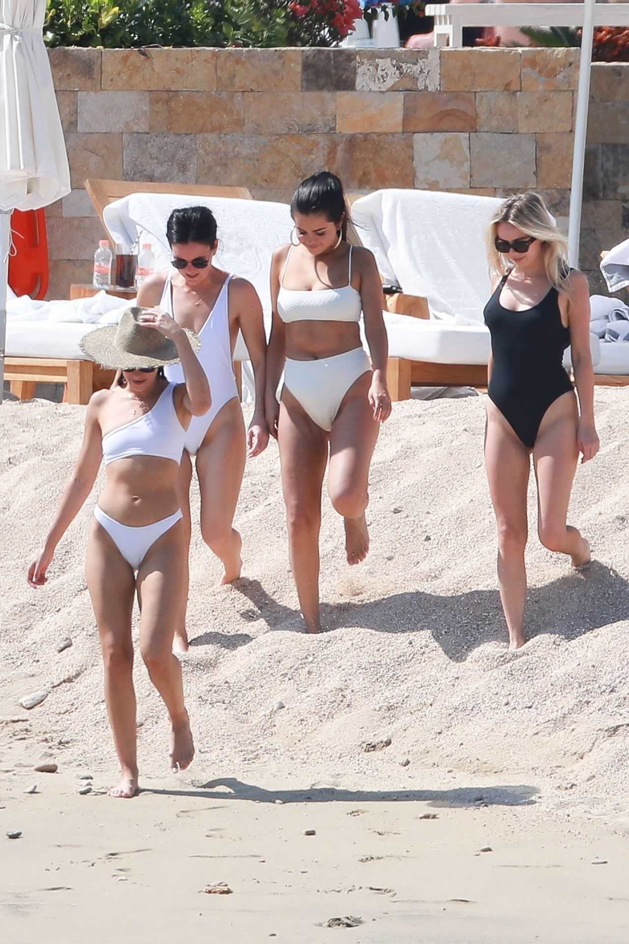Selena_Gomez_-_At_the_Beach_in_Cabo_San_Lucas2C_2019-02-11-34.jpg