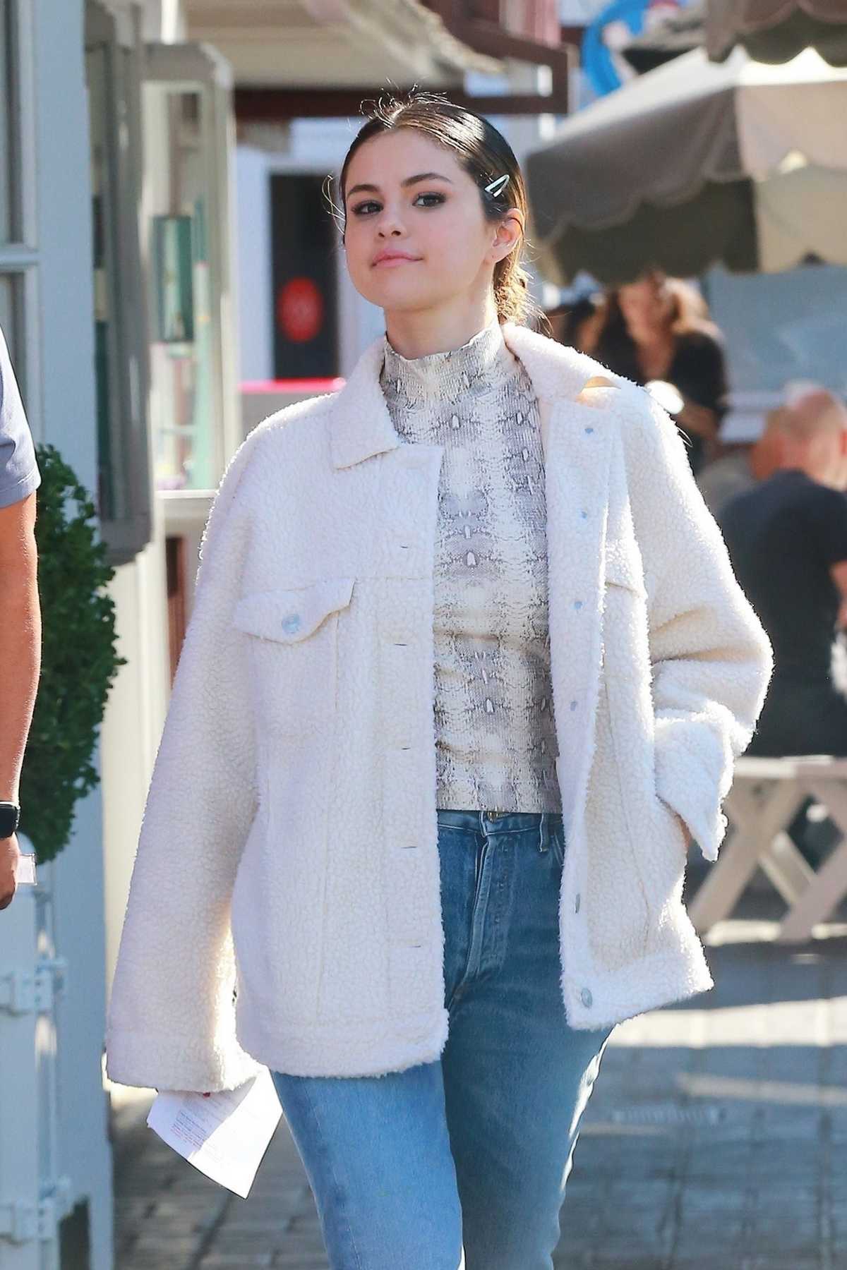 Selena_Gomez_-_At_the_Brentwood_Country_Mart_November_52C_2019-01.jpg