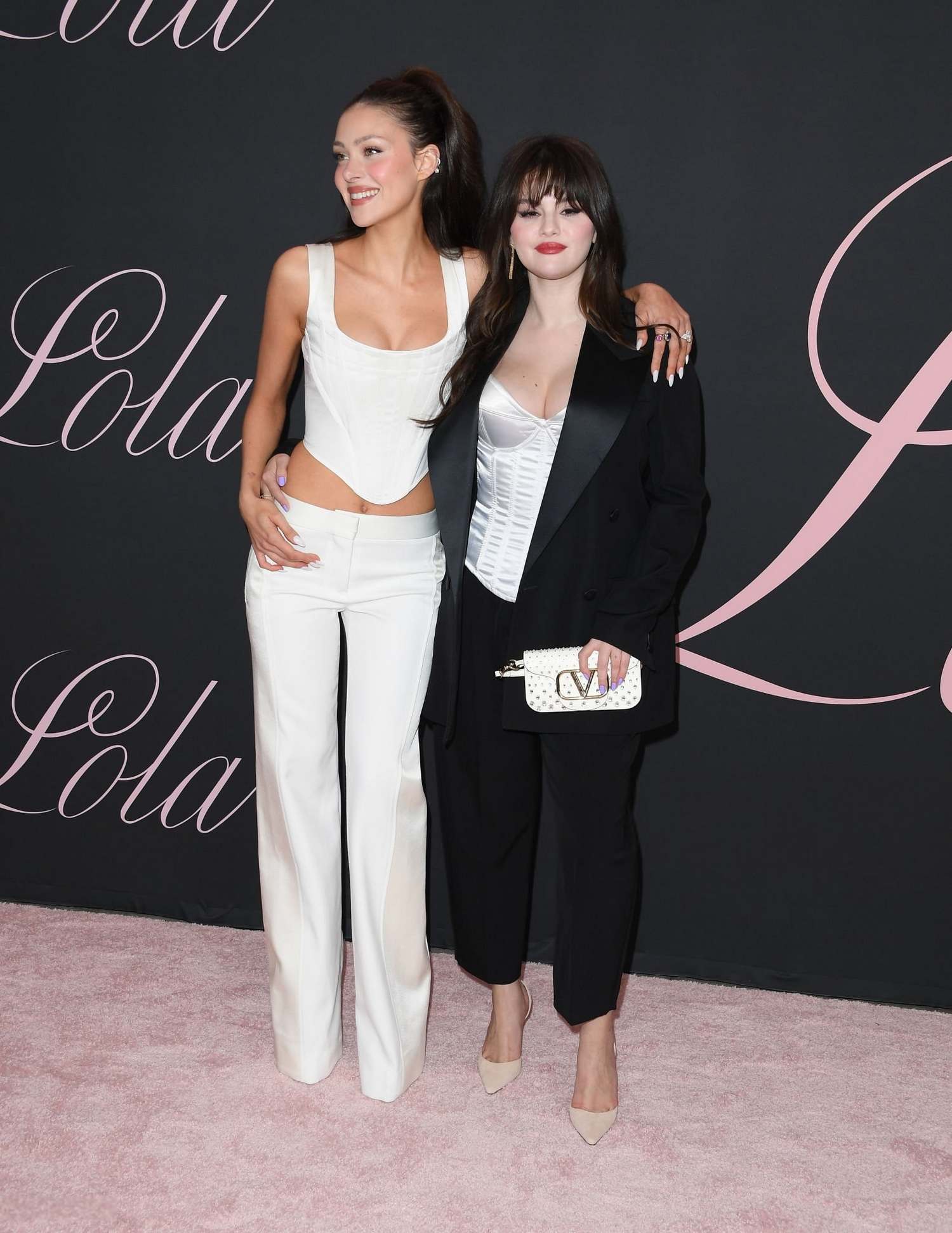 Selena_Gomez_-_At_the_Premiere_of__Lola__in_Los_Angeles_February_32C_202453.jpg