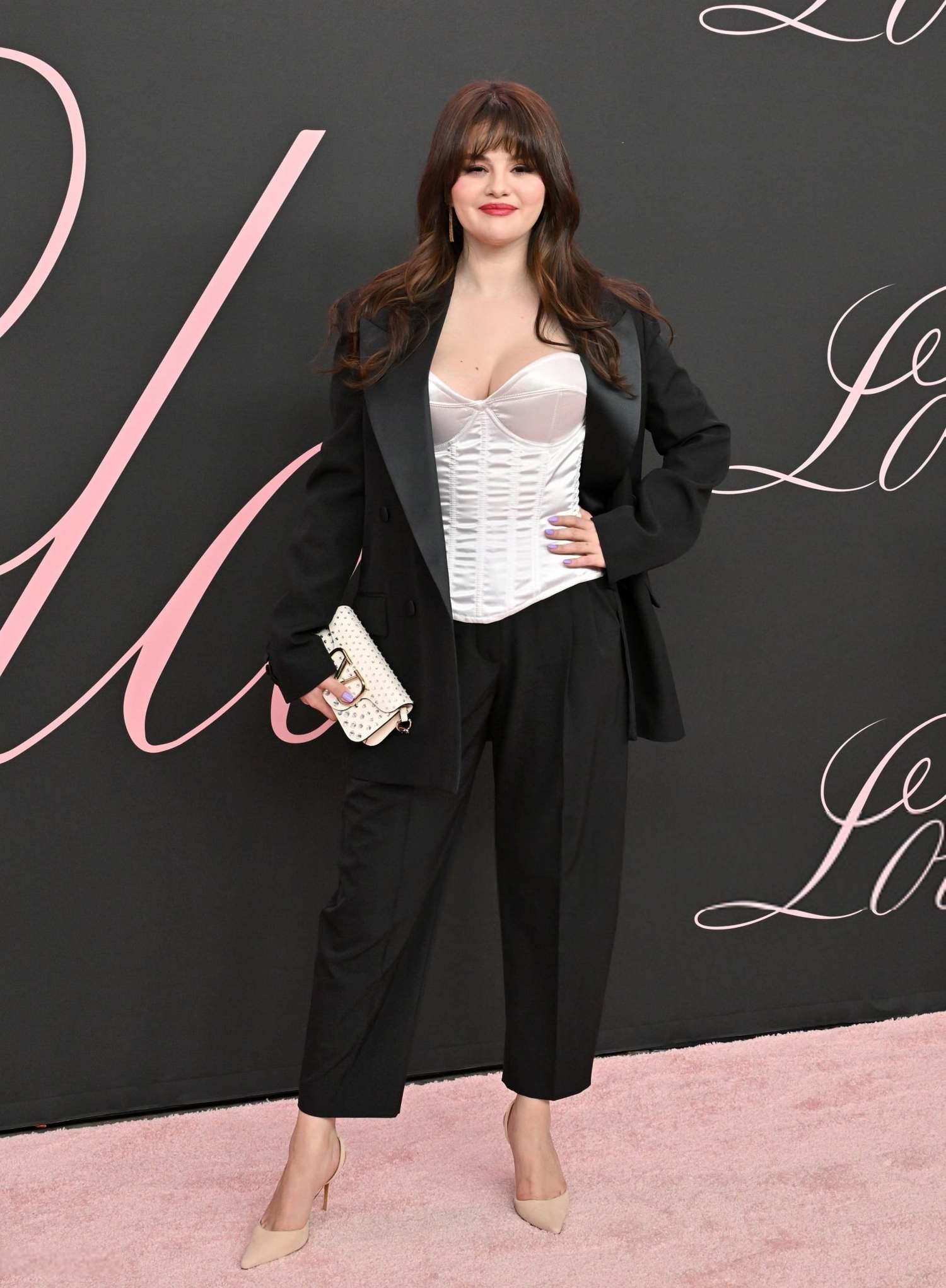 Selena_Gomez_-_At_the_Premiere_of__Lola__in_Los_Angeles_February_32C_202454.jpg