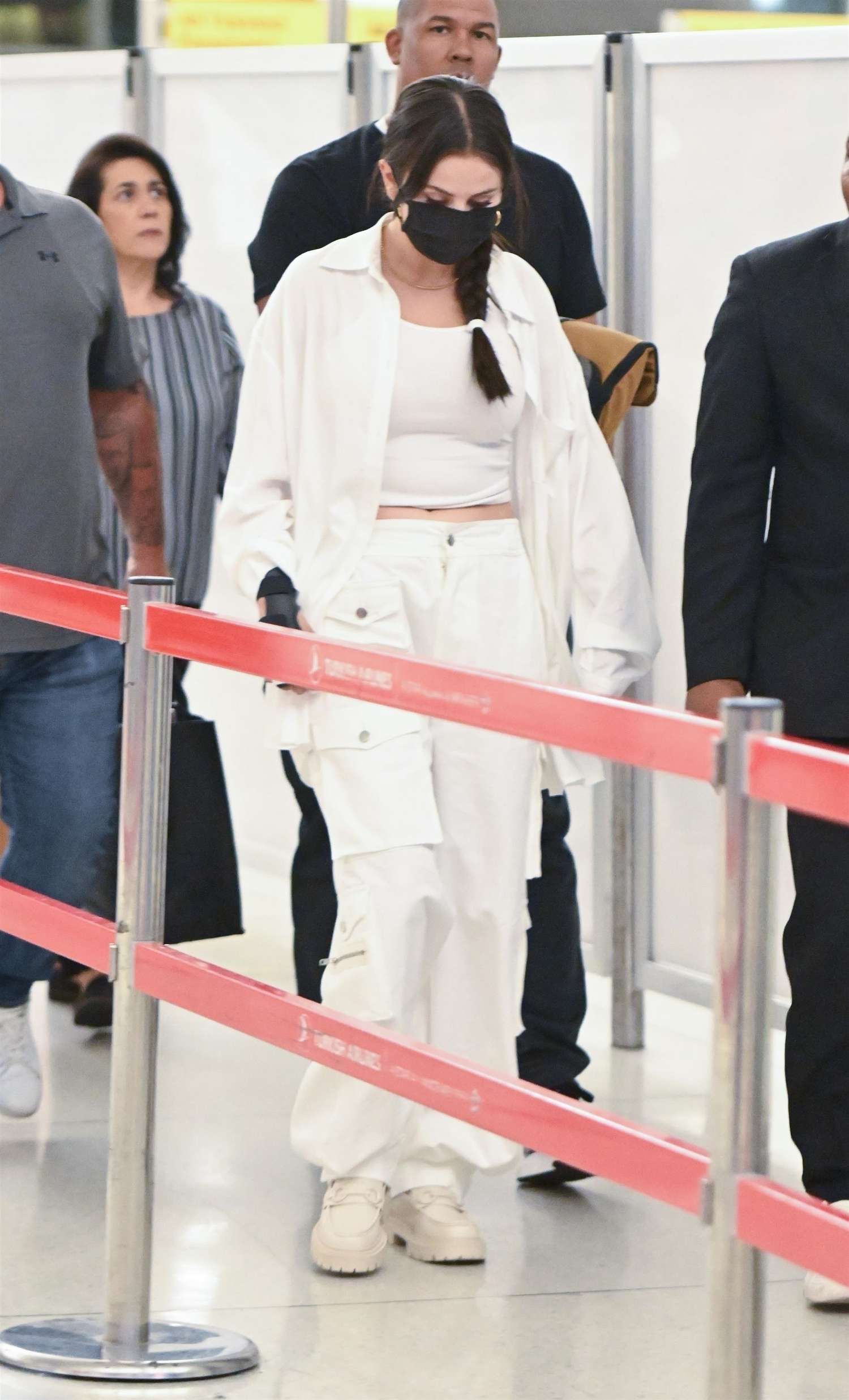 Selena_Gomez_-_At_the_airport_in_New_York_September_142C_202301.jpg