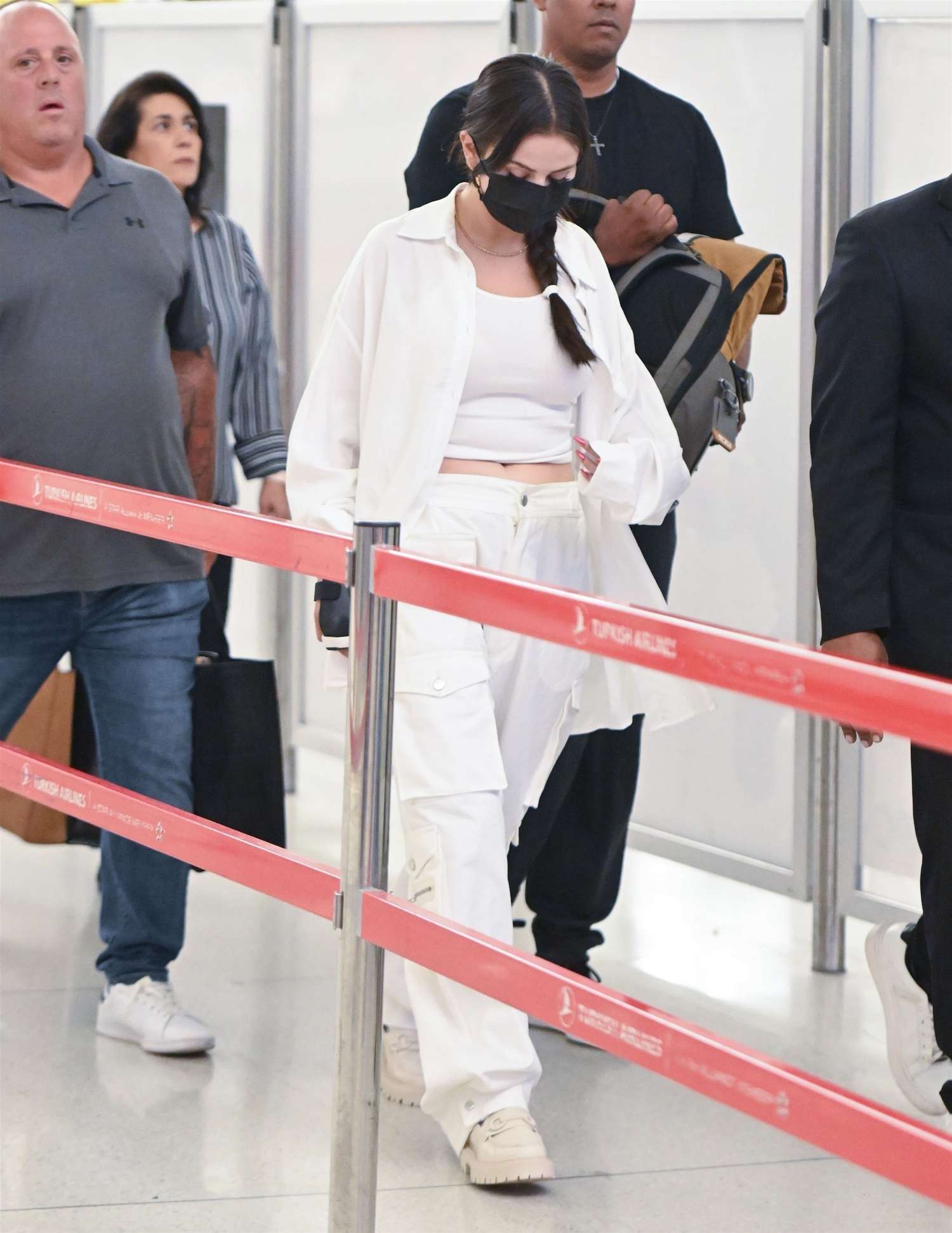 Selena_Gomez_-_At_the_airport_in_New_York_September_142C_202302.jpg