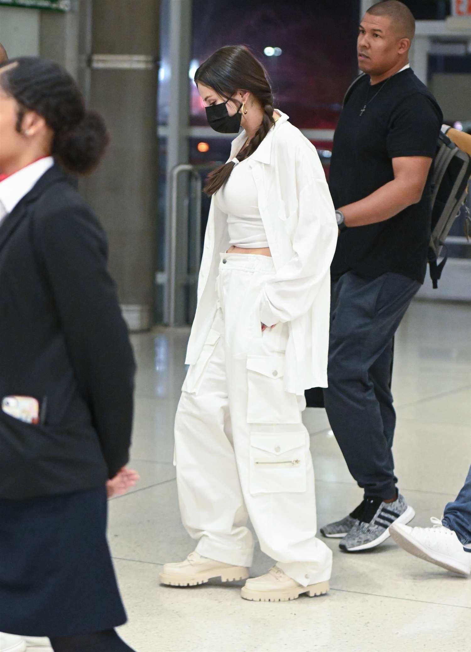 Selena_Gomez_-_At_the_airport_in_New_York_September_142C_202308.jpg