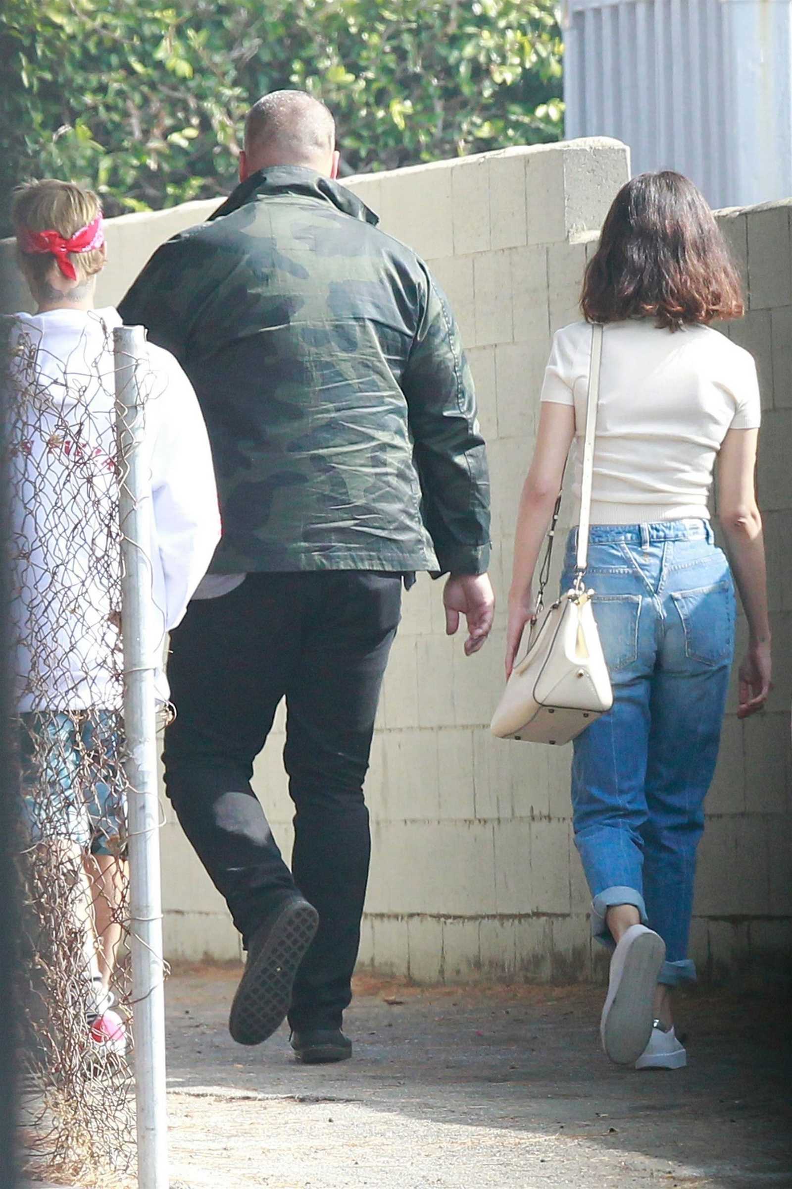 Selena_Gomez_-_Attends_church_services_with_Justin_Bieber_in_LA_October_29-05.jpg