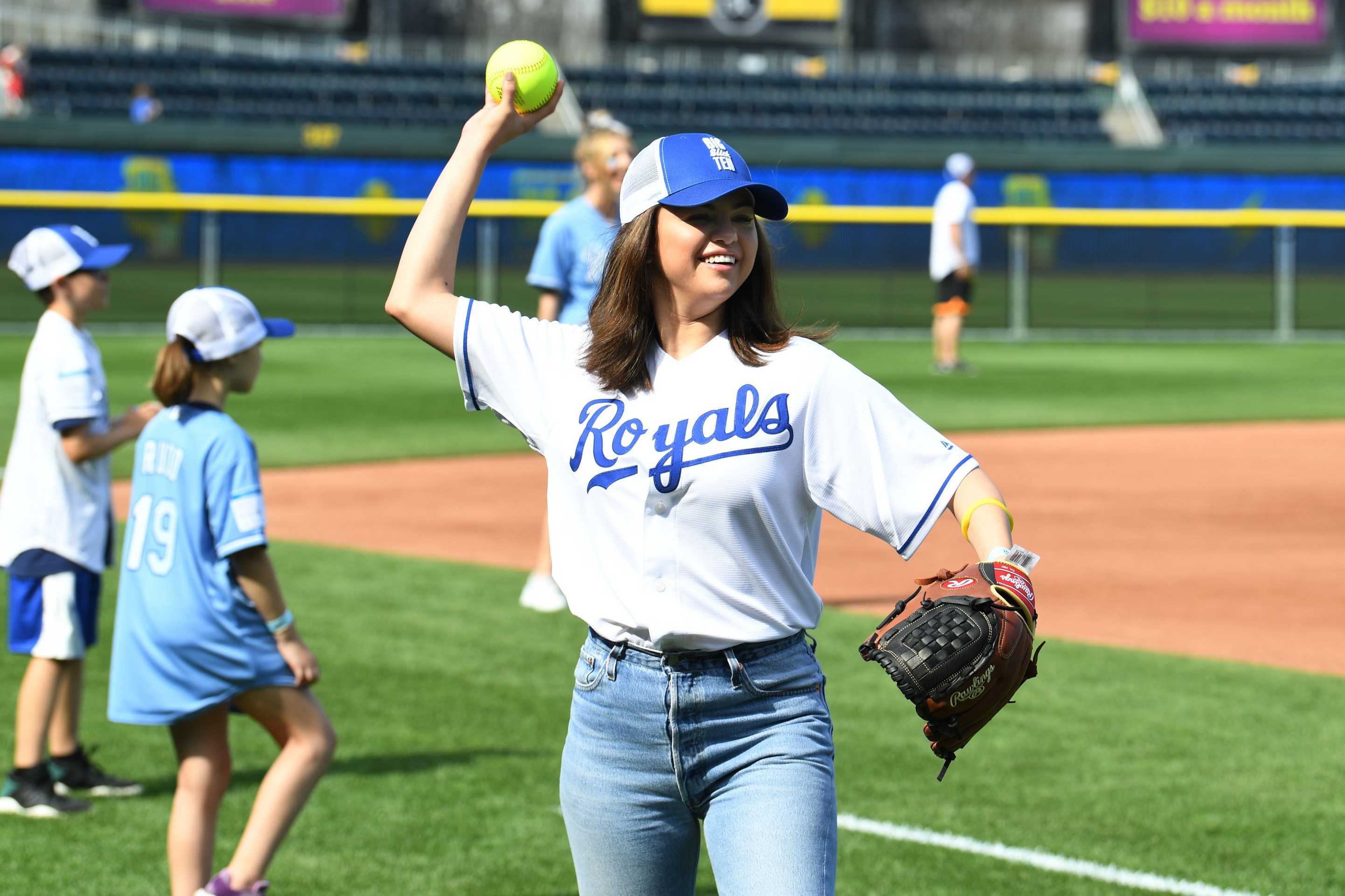 Selena_Gomez_-_Big_Slick_celebrity_softball_game_in_Kansas_City2C_Missouri_28June_072C_201929-13.jpg