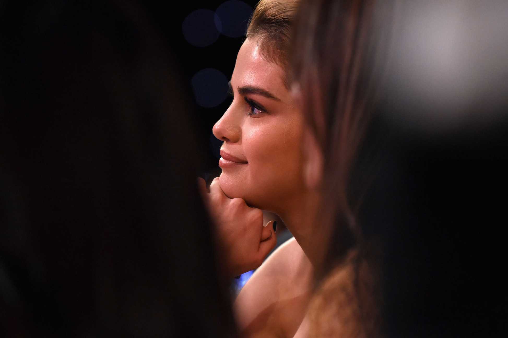 Selena_Gomez_-_Billboard_Women_in_Music_5BAudience5D_on_November_30-01.jpg