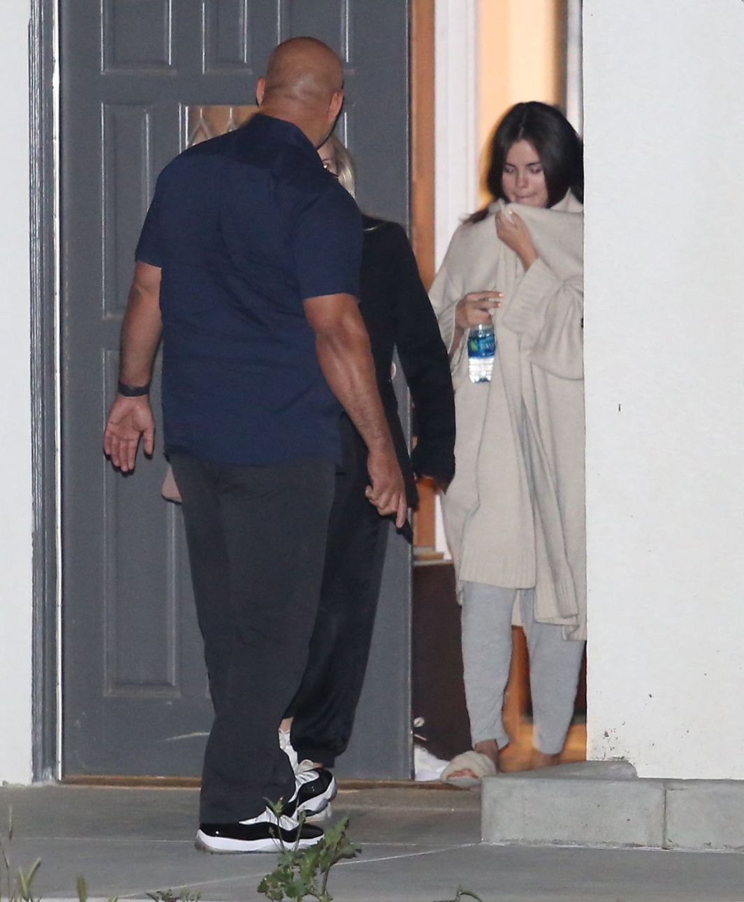 Selena_Gomez_-_Bundles_Up_After_Hanging_Out_At_A_Friend_s_House_In_Los_Angeles2C_04232019-01.jpg