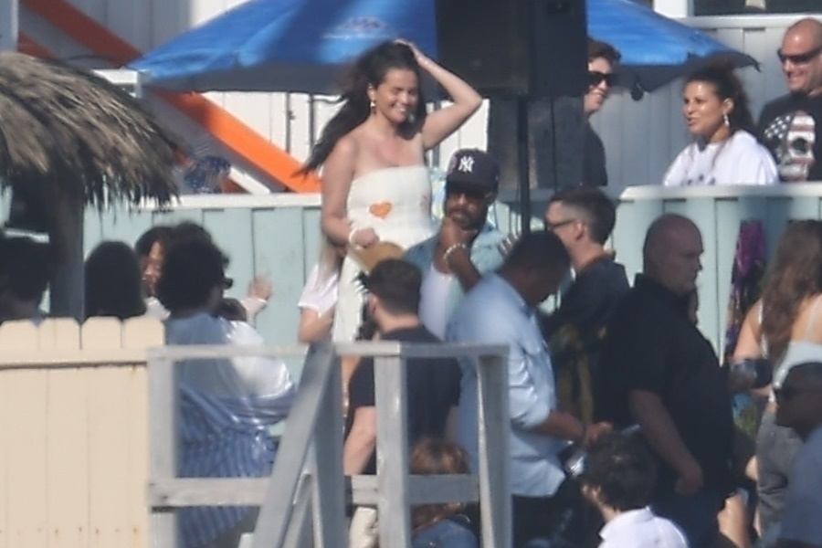 Selena_Gomez_-_Celebrating_the_Fourth_of_July_with_friends_and_family_in_Malibu_July_42C_2024_07.jpg