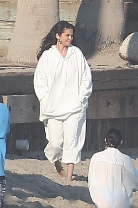 Selena_Gomez_-_Celebrating_the_Fourth_of_July_with_friends_and_family_in_Malibu_July_42C_2024_25.jpg