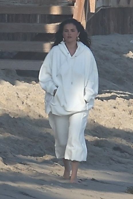 Selena_Gomez_-_Celebrating_the_Fourth_of_July_with_friends_and_family_in_Malibu_July_42C_2024_34.jpg