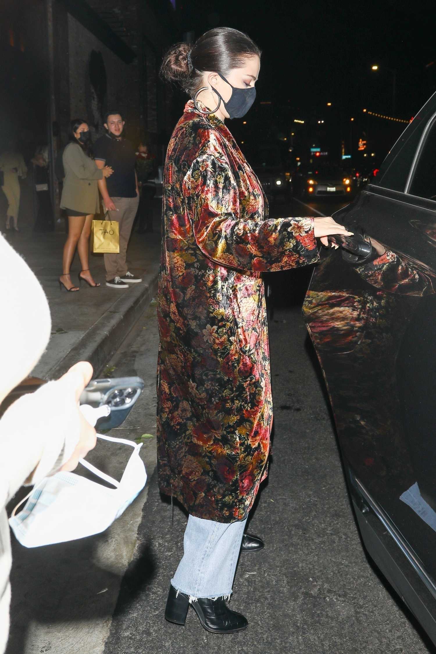 Selena_Gomez_-_Dinner_with_friends_at_TAO_in_Hollywood2C_California__10092021_07.jpg