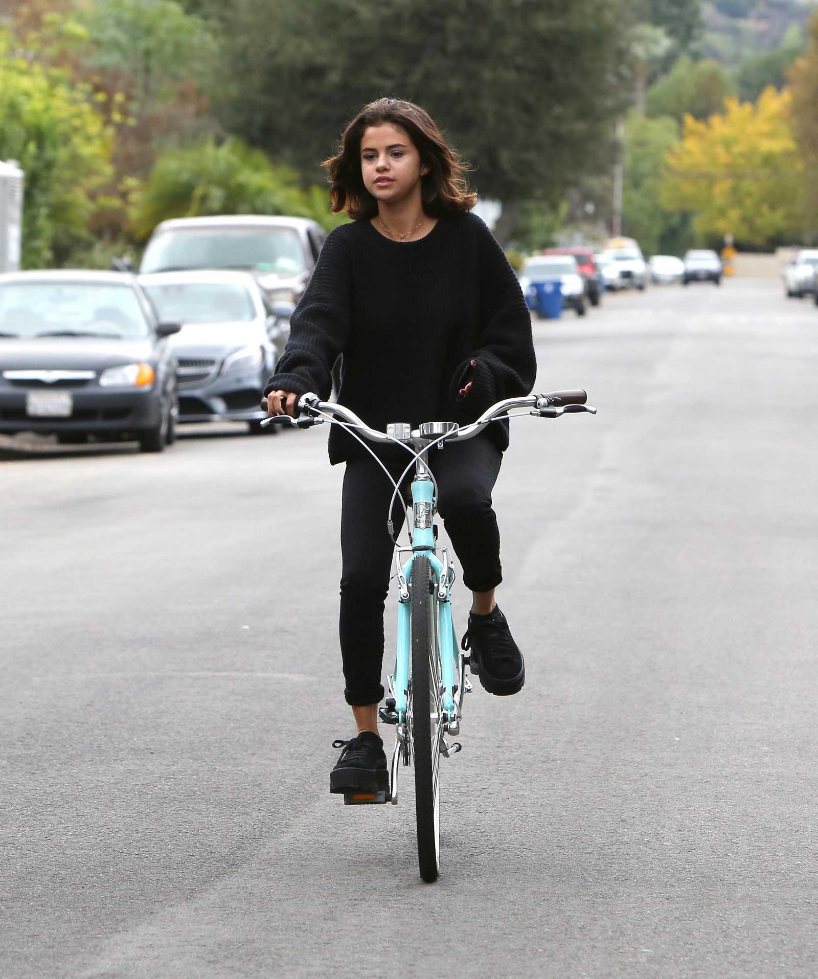 Selena_Gomez_-_Dresses_in_all_black_as_she_goes_on_a_bike_ride_with_a_friend_in_LA_on_November_2-02.jpg