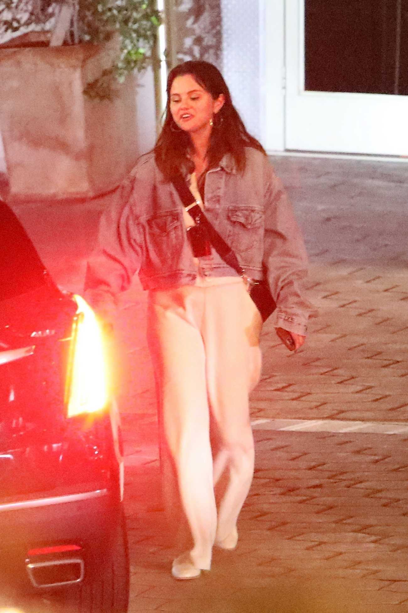 Selena_Gomez_-_Enjoying_a_night_out_at_the_Sunset_Tower_in_West_Hollywood_July_42C_202223.jpg