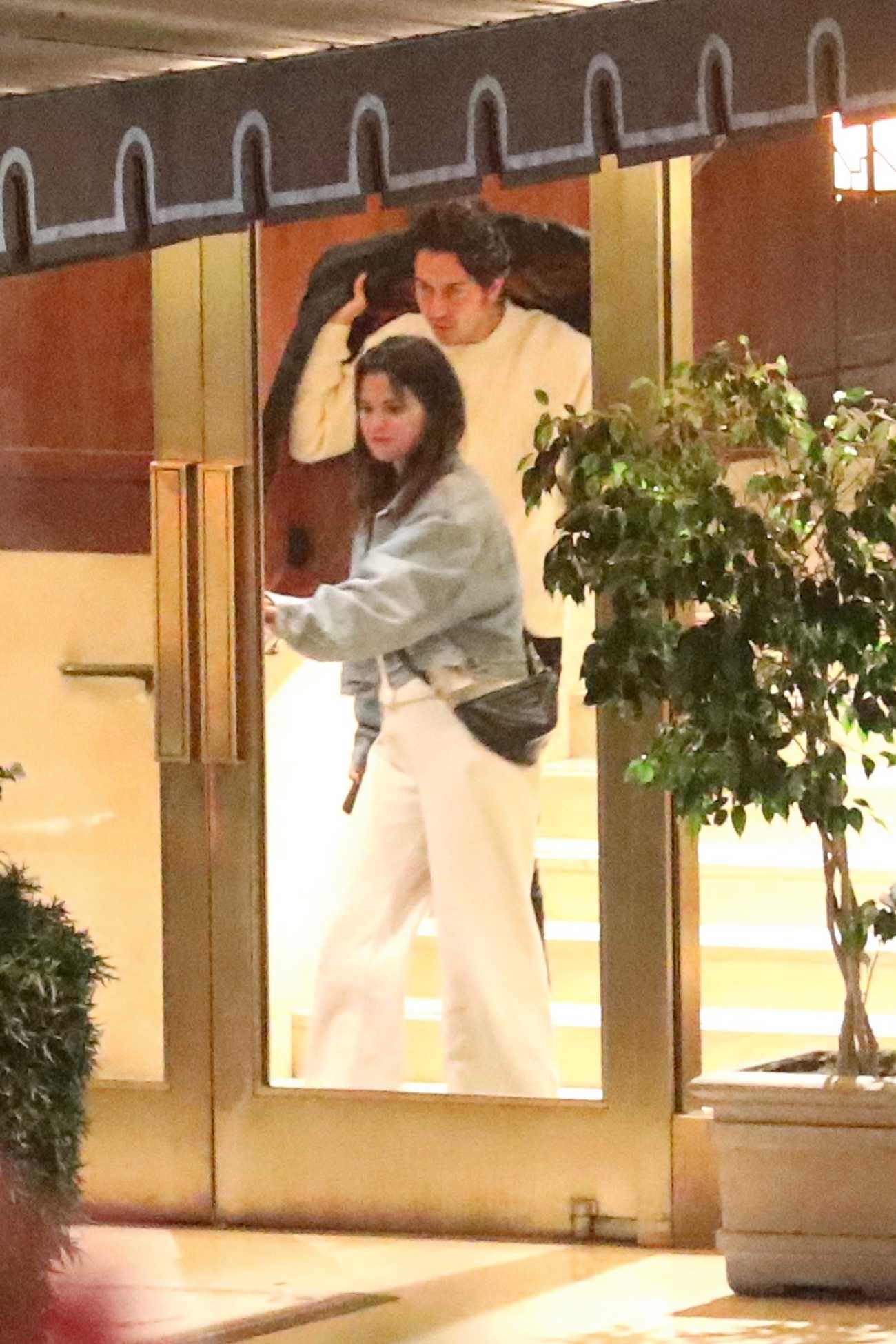 Selena_Gomez_-_Enjoying_a_night_out_at_the_Sunset_Tower_in_West_Hollywood_July_42C_202226.jpg