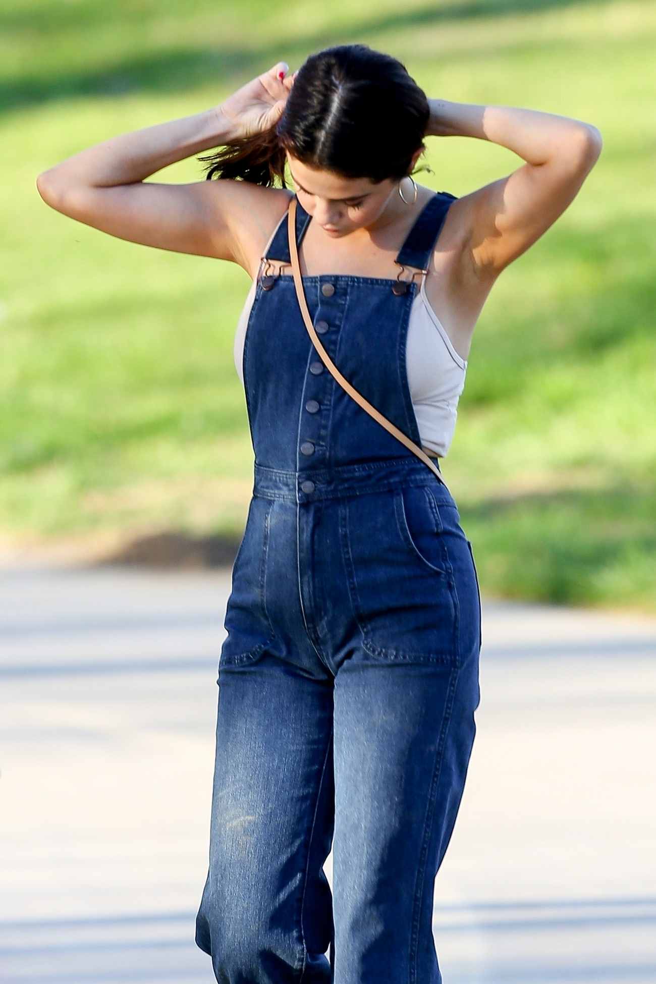 Selena_Gomez_-_Enjoys_a_day_at_the_park_with_friends_in_Los_Angeles_-_February_200010.jpg