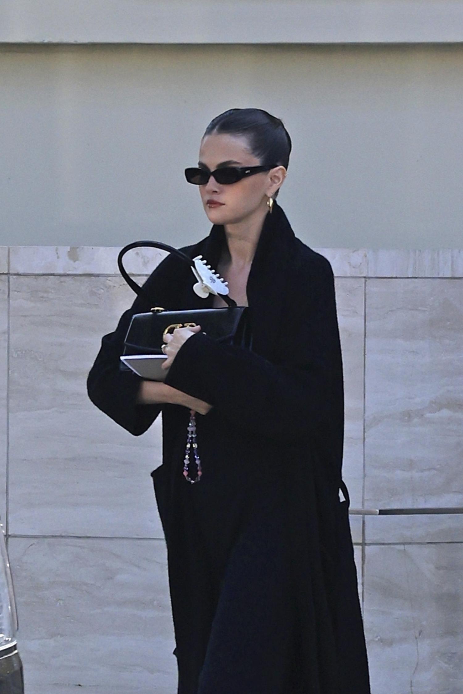 Selena_Gomez_-_Exiting_an_office_building_in_Los_Angeles_CA_-_August_132C_2025_01.jpg