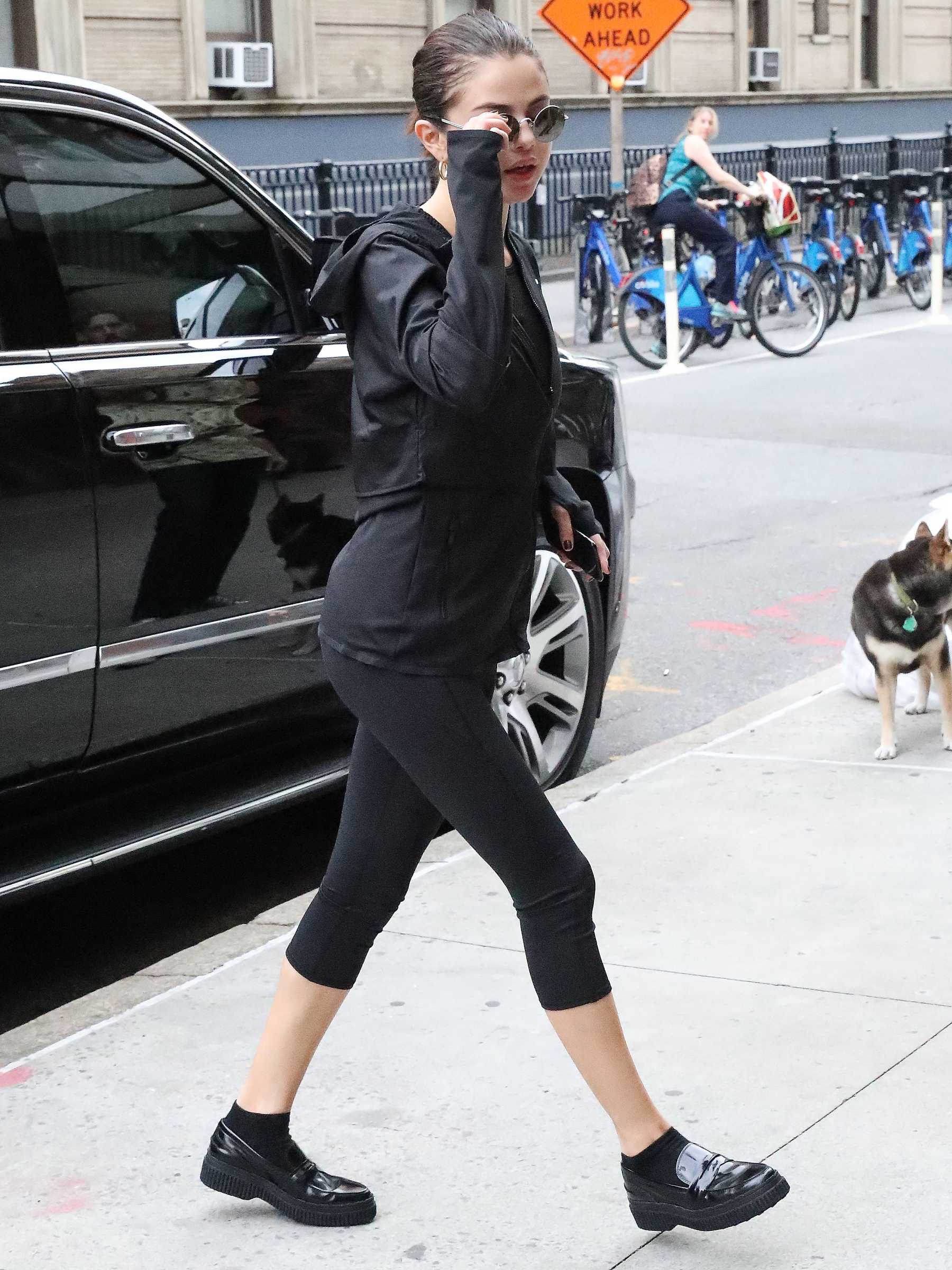 Selena_Gomez_-_Exits_a_SoulCycle_class_in_NYC_on_September_12-06.jpg