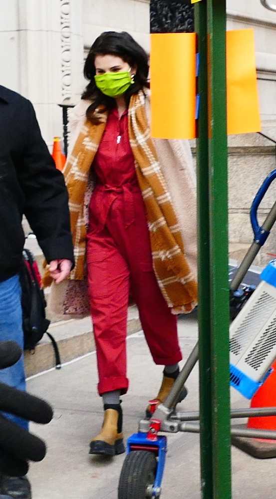 Selena_Gomez_-_Filming_Only_Murders_In_The_Building_in_New_York_City_28December_72C_202029-01.jpg