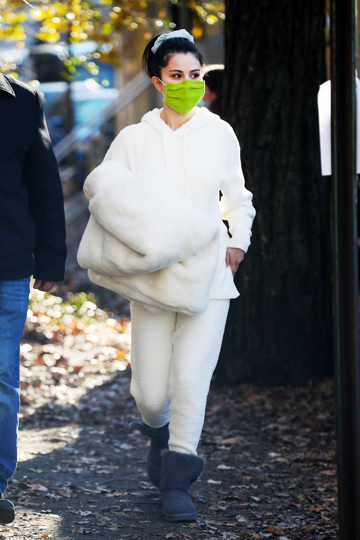 Selena_Gomez_-_Filming_Only_Murders_In_The_Building_in_New_York_City_28December_72C_202029-25.jpg