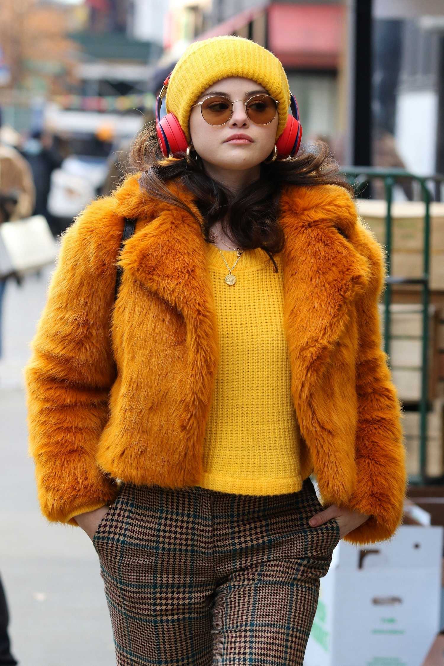 Selena_Gomez_-_Filming_Only_Murders_In_The_Building_in_New_York_City_28December_72C_202029-35.jpg