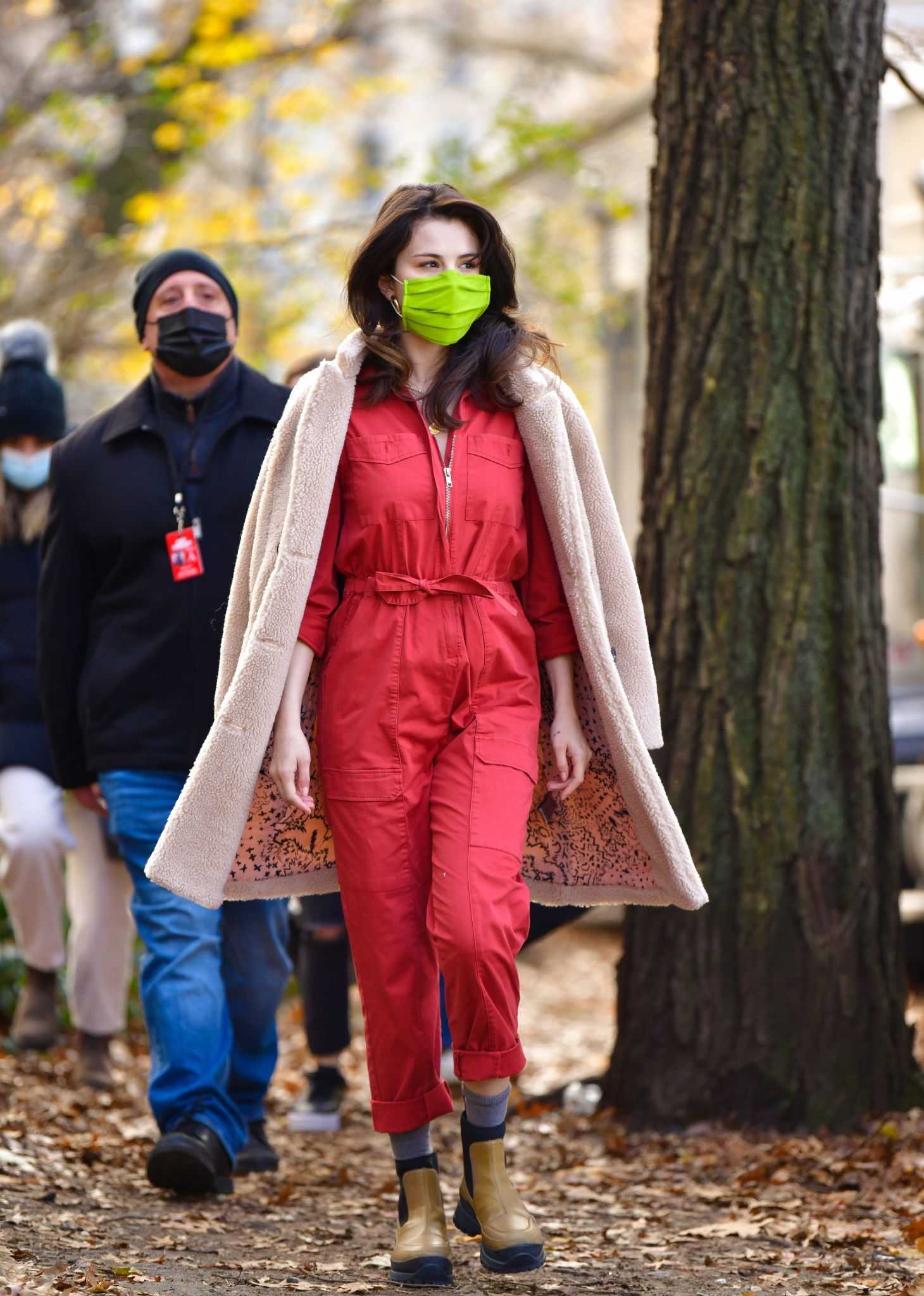Selena_Gomez_-_Filming_Only_Murders_In_The_Building_in_New_York_City_28December_72C_202029-36.jpg