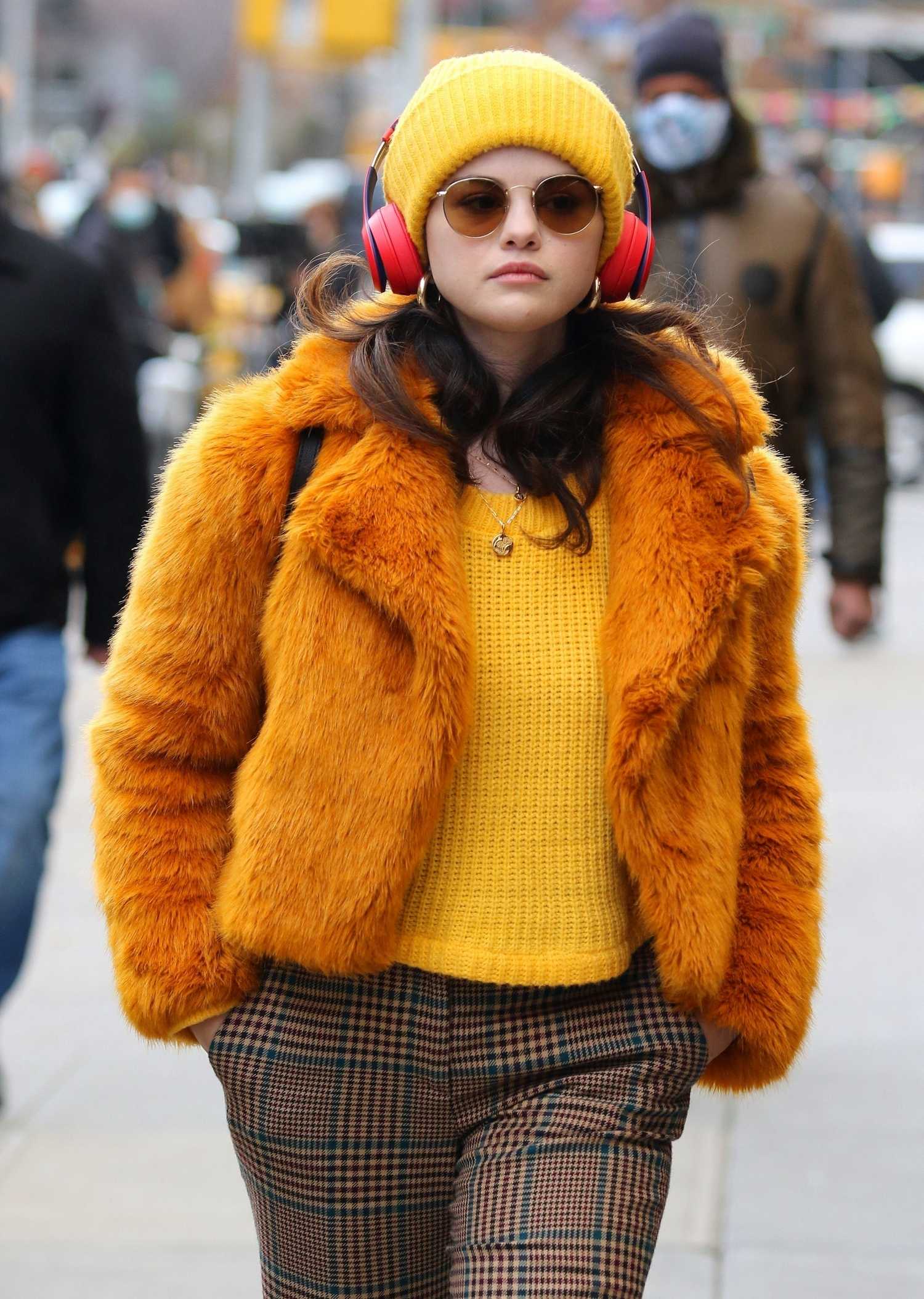 Selena_Gomez_-_Filming_Only_Murders_In_The_Building_in_New_York_City_28December_72C_202029-37.jpg